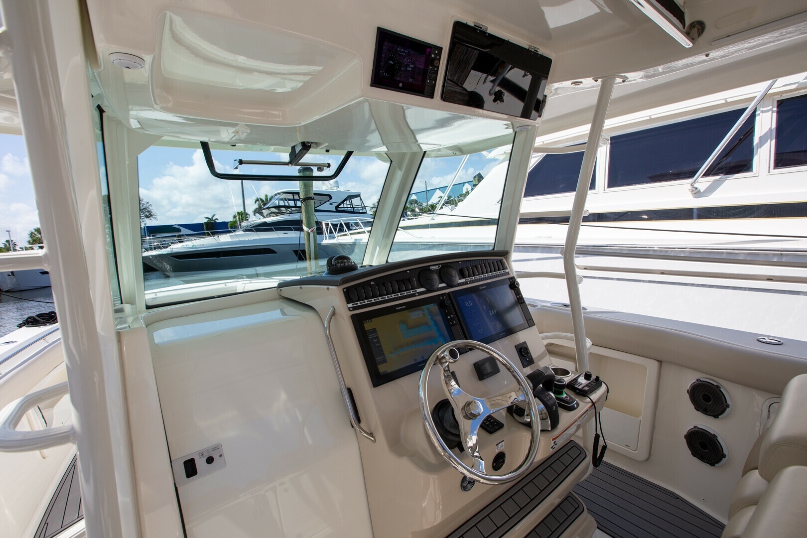 2019 Boston Whaler 380 Outrage - Image 6