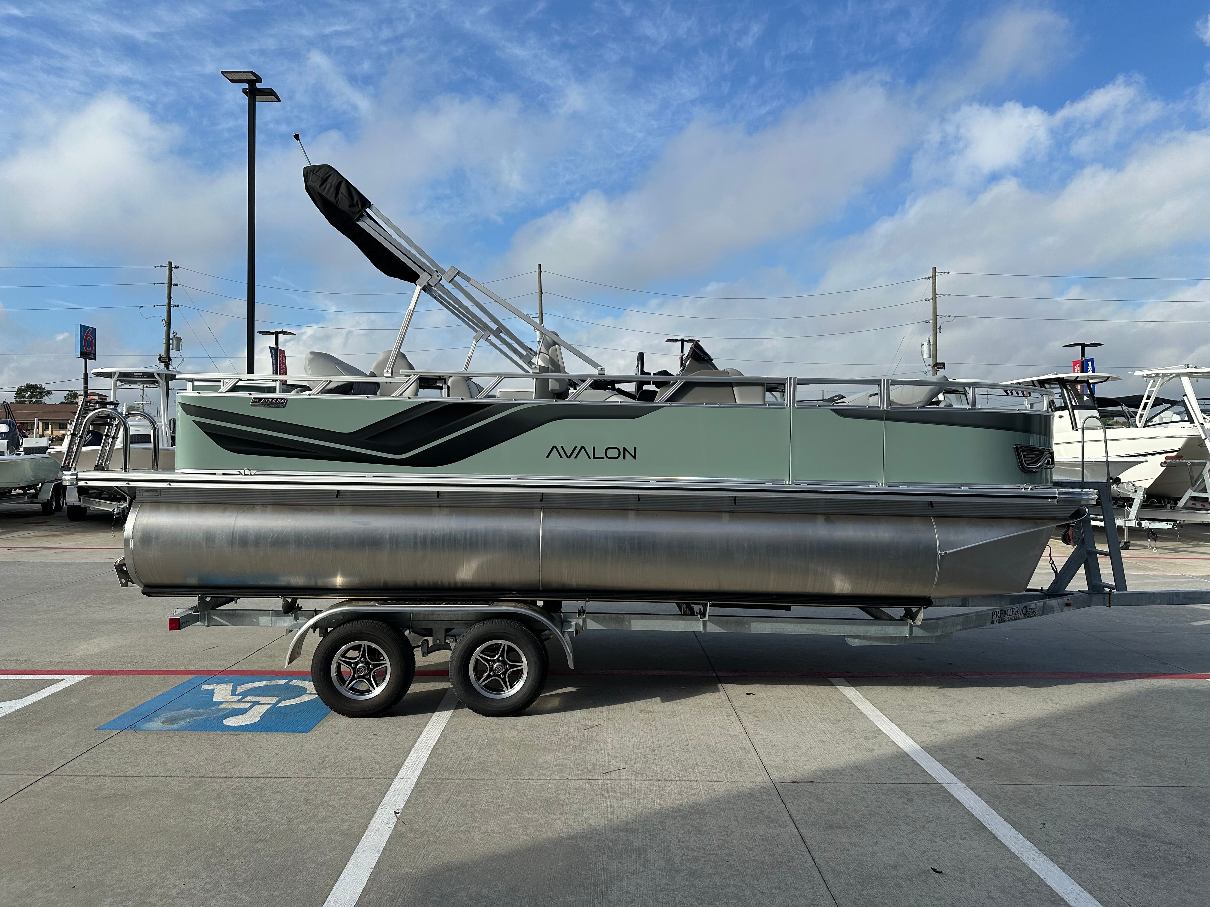 2026 Avalon Venture 85 Rear Fish - 21' - 7