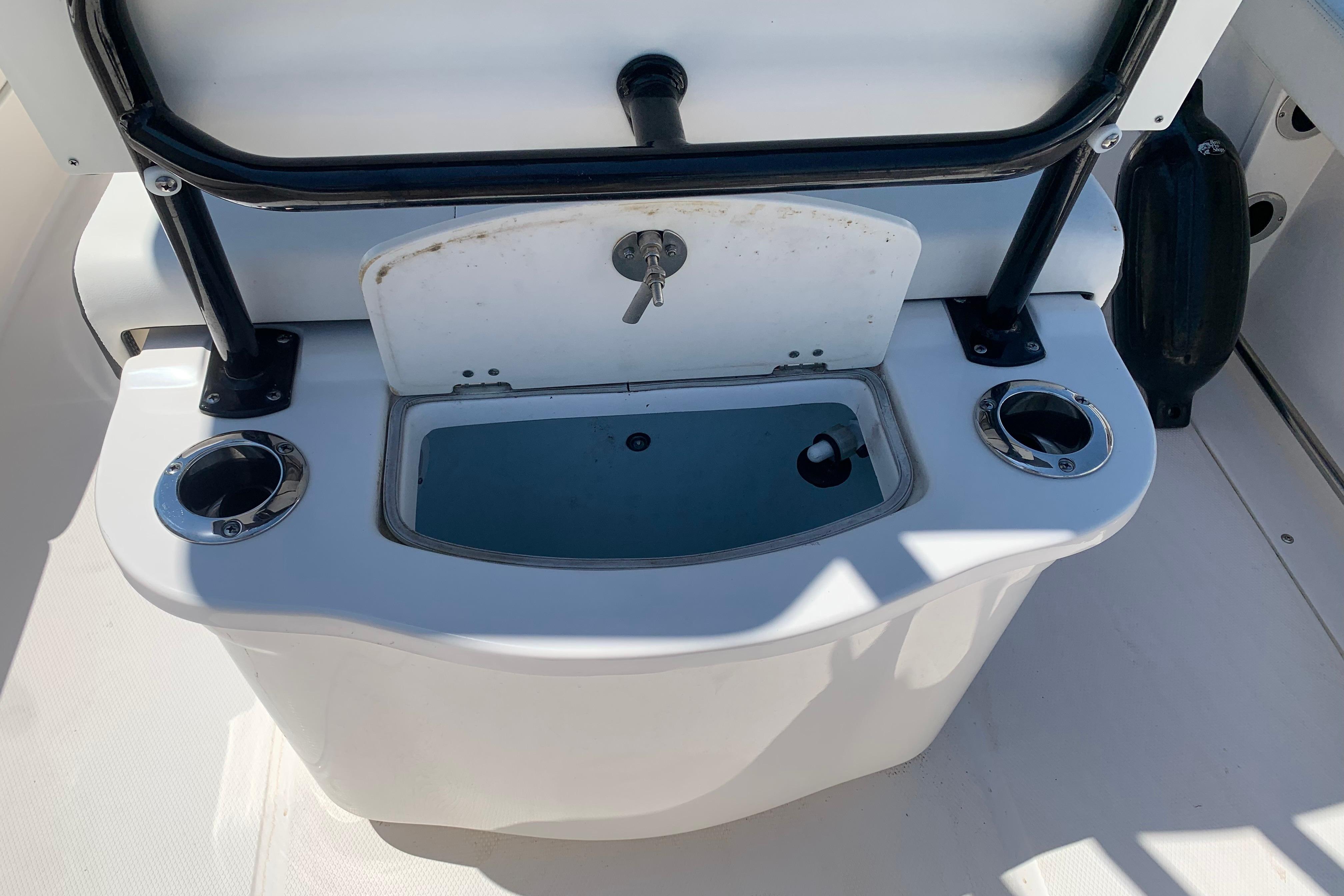 2023 Robalo R222 Center Console boat's livewell and rod holders.