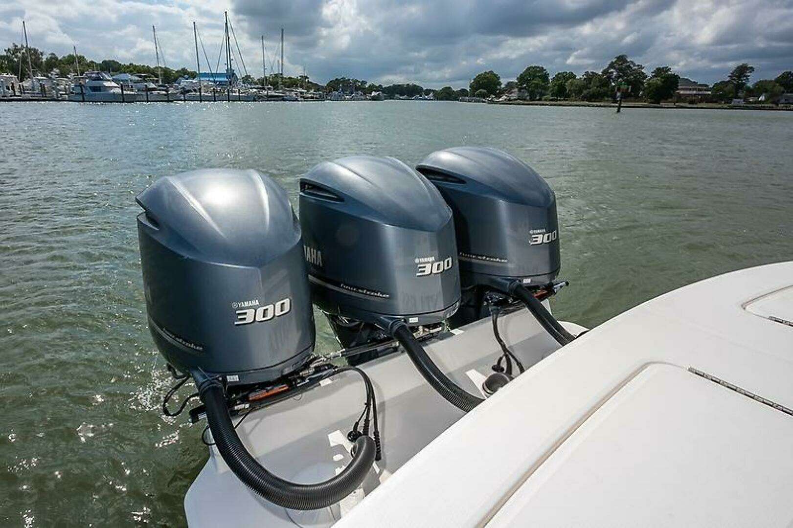 2018 Regulator 34 FS - Image 13