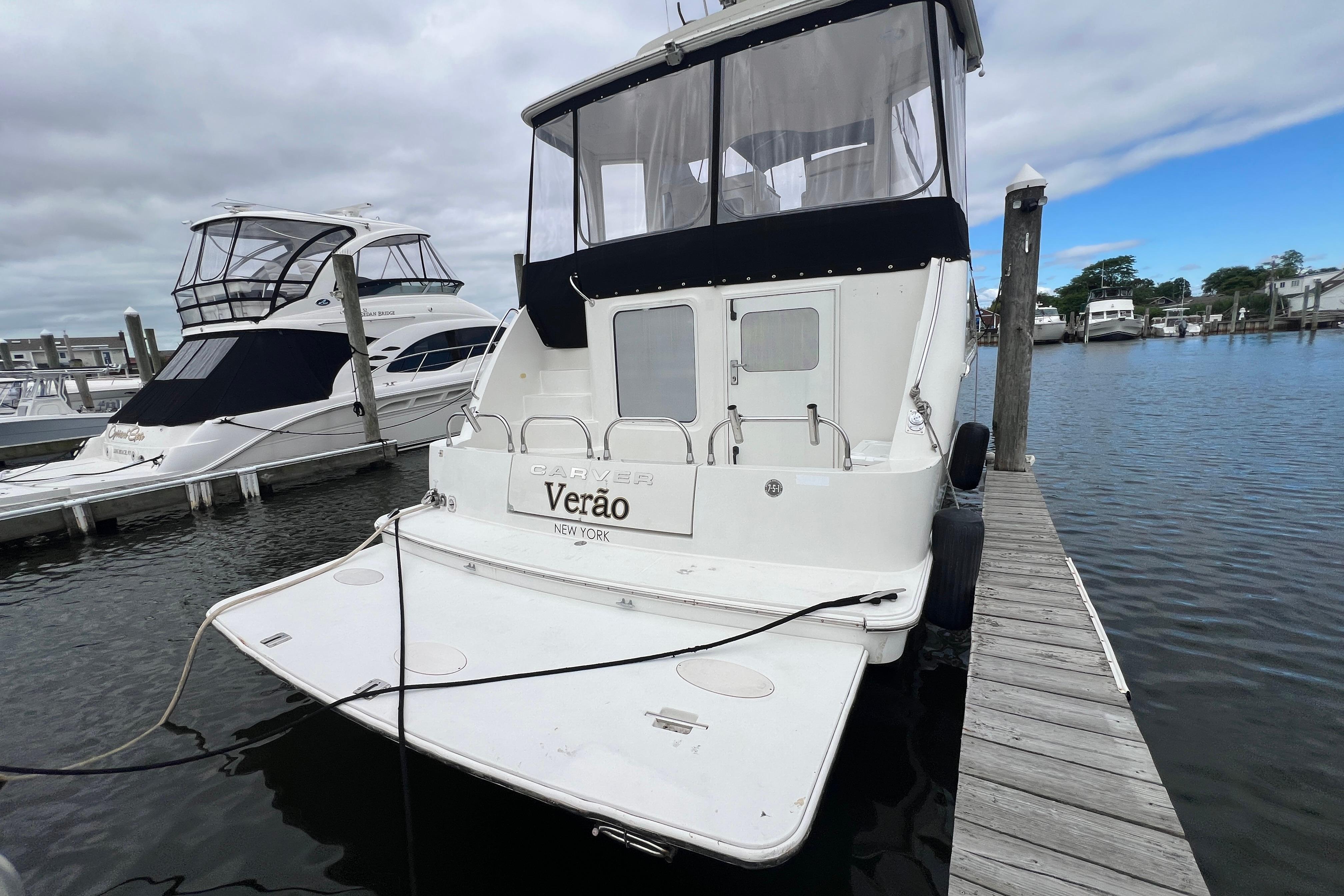 2006 Carver 43 Motor Yacht docked at marina, rear view with name "Verão" visible.