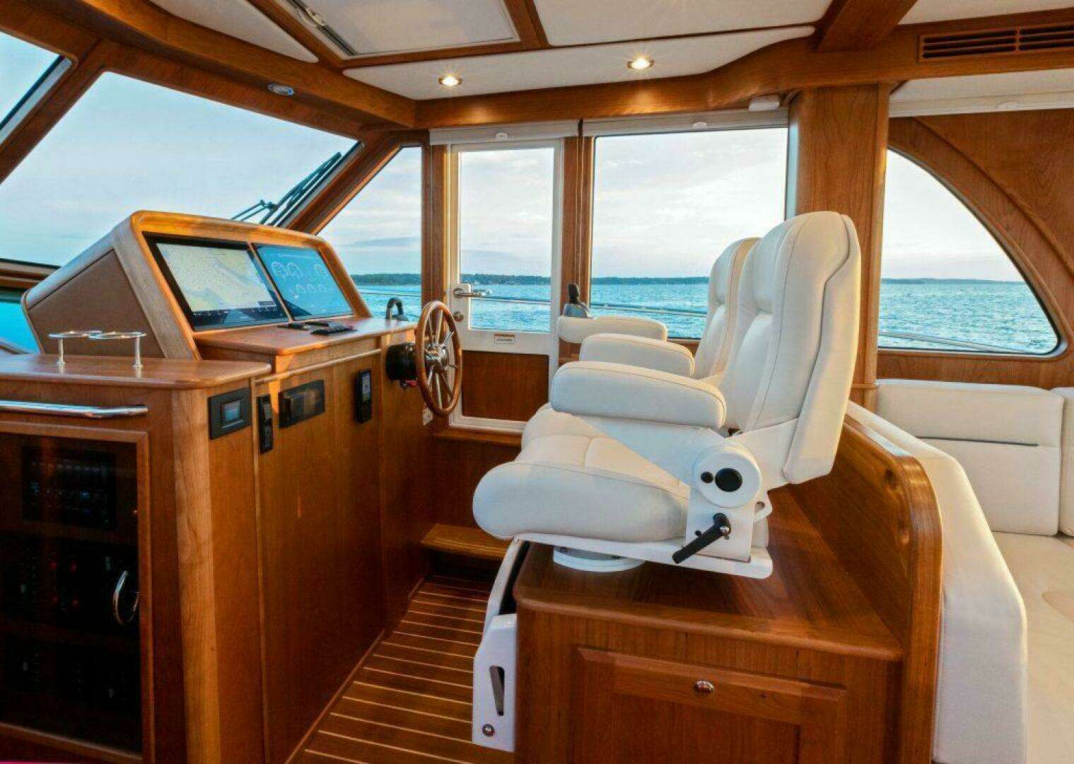 2027 Sabre 43 Salon Express - Image 17