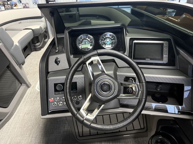2026 Tahoe Cascade - 2585 Elite Windshield - 6