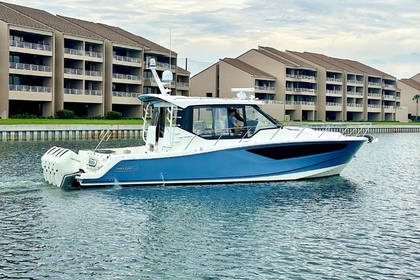2023 Boston Whaler 405 Conquest