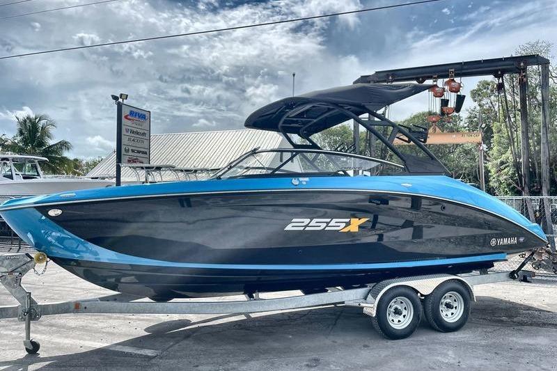2023 Yamaha Boats 255XD on trailer, sleek design, blue and black color scheme.