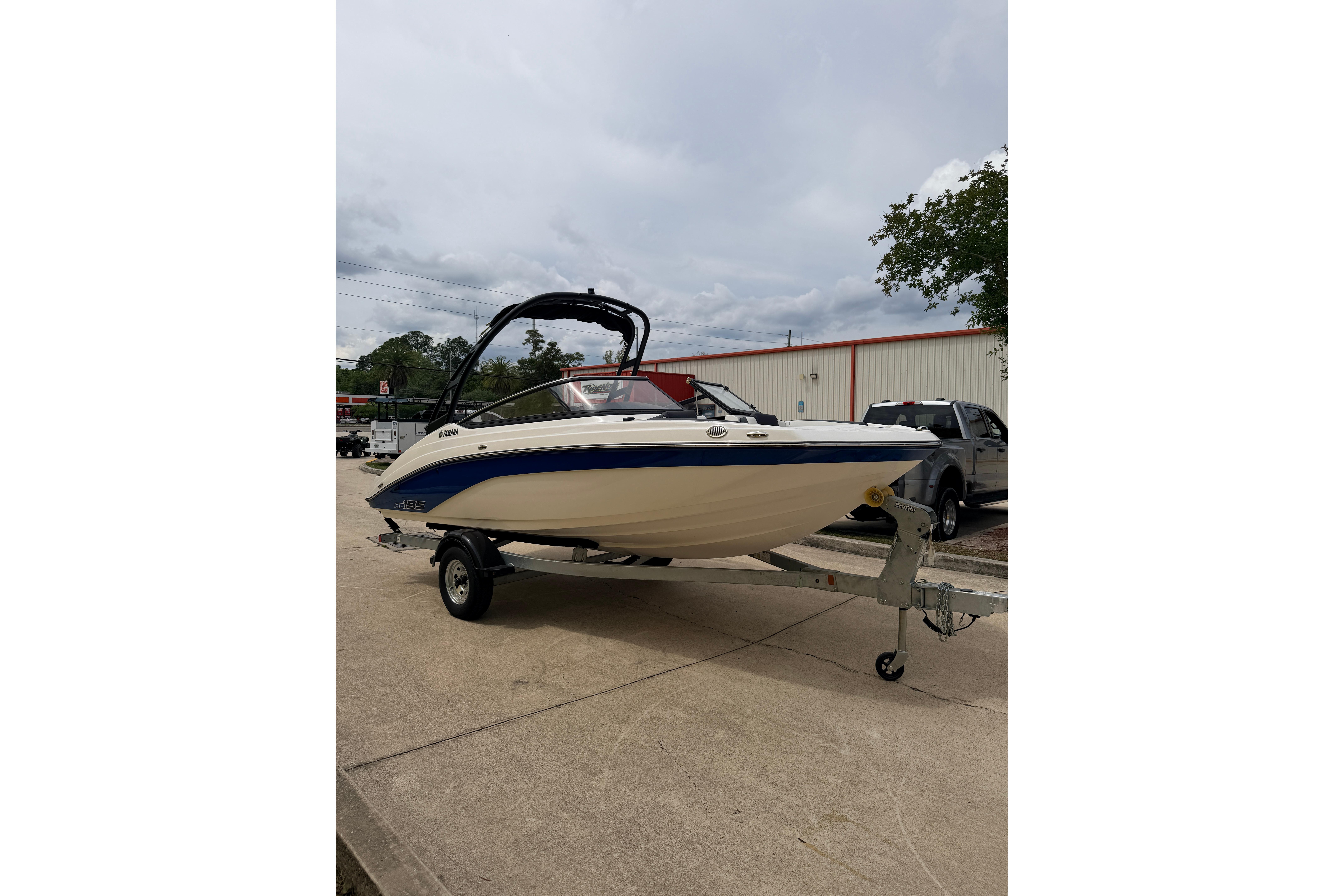 2026 Yamaha Boats AR195
