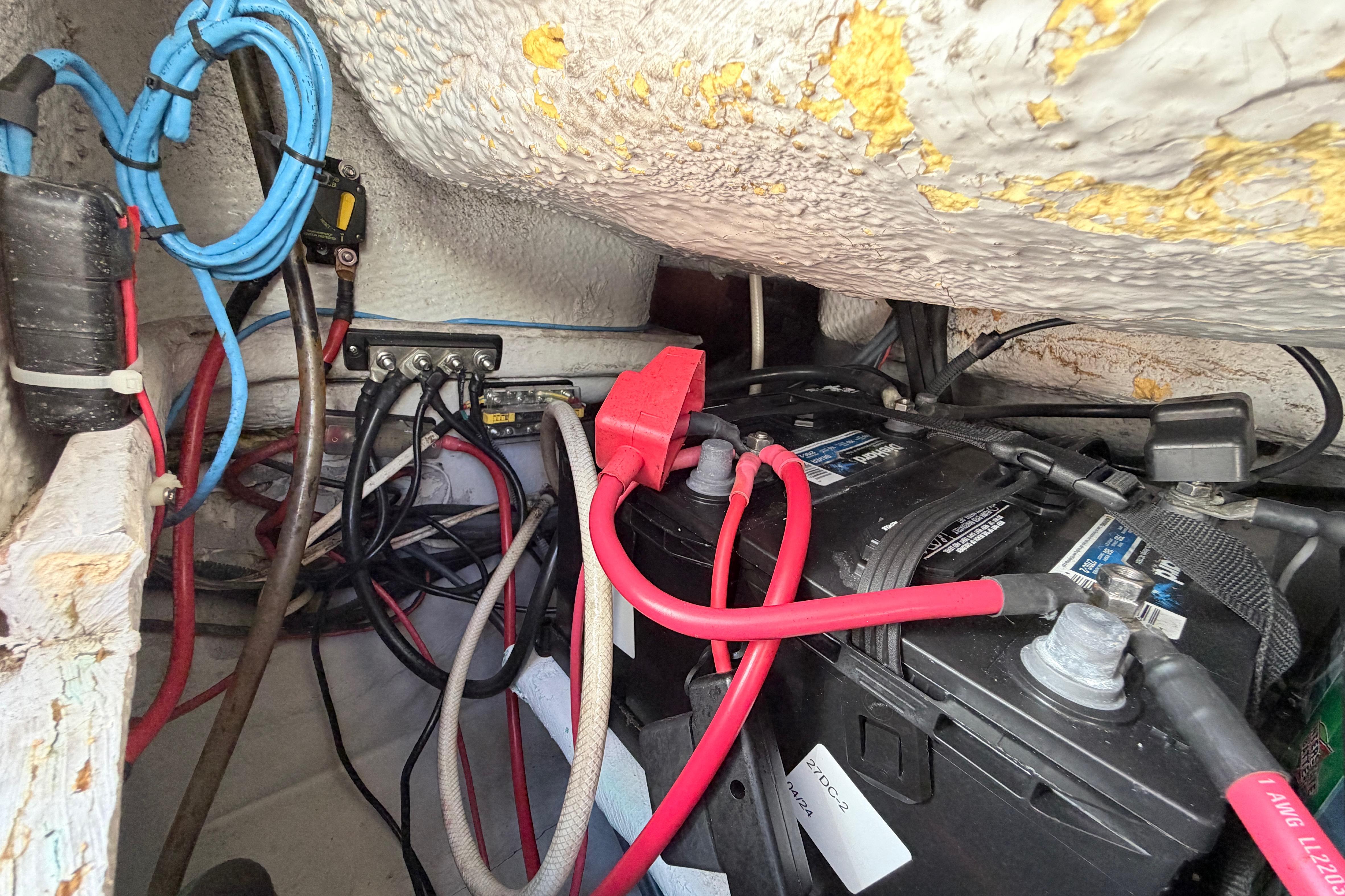 Electrical wiring and battery setup in a 2006 Grady-White Sailfish 282 boat.