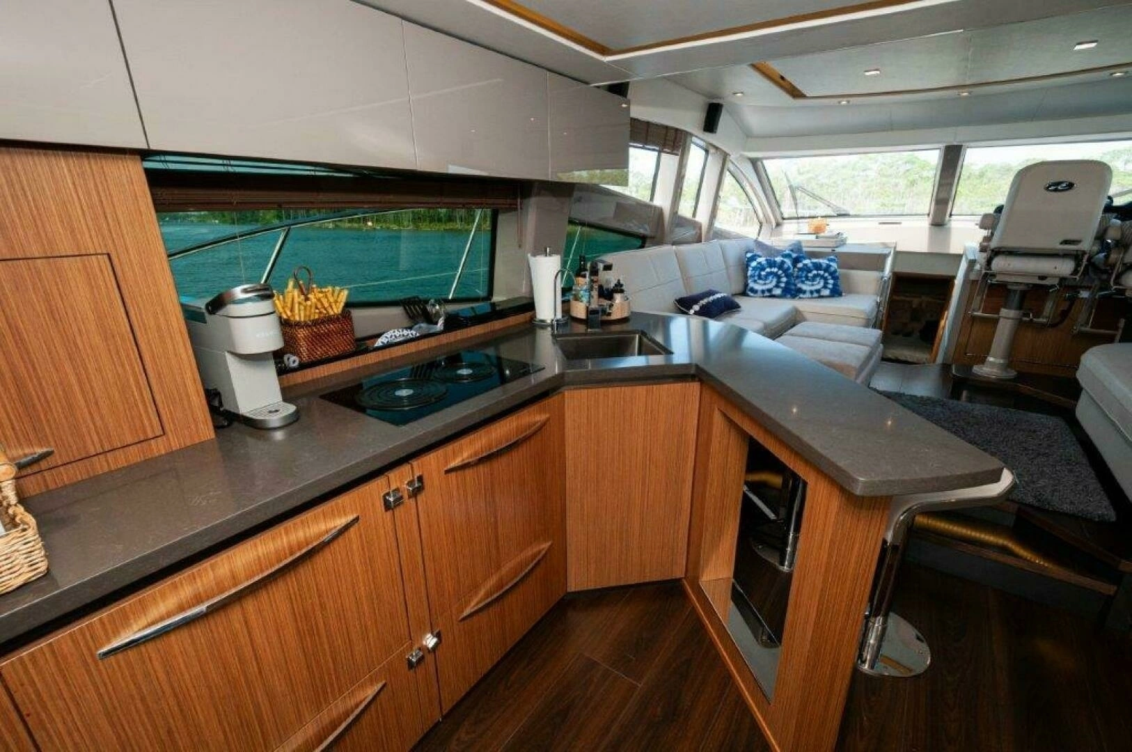 2018 Sea Ray L550 Flybridge - Image 9
