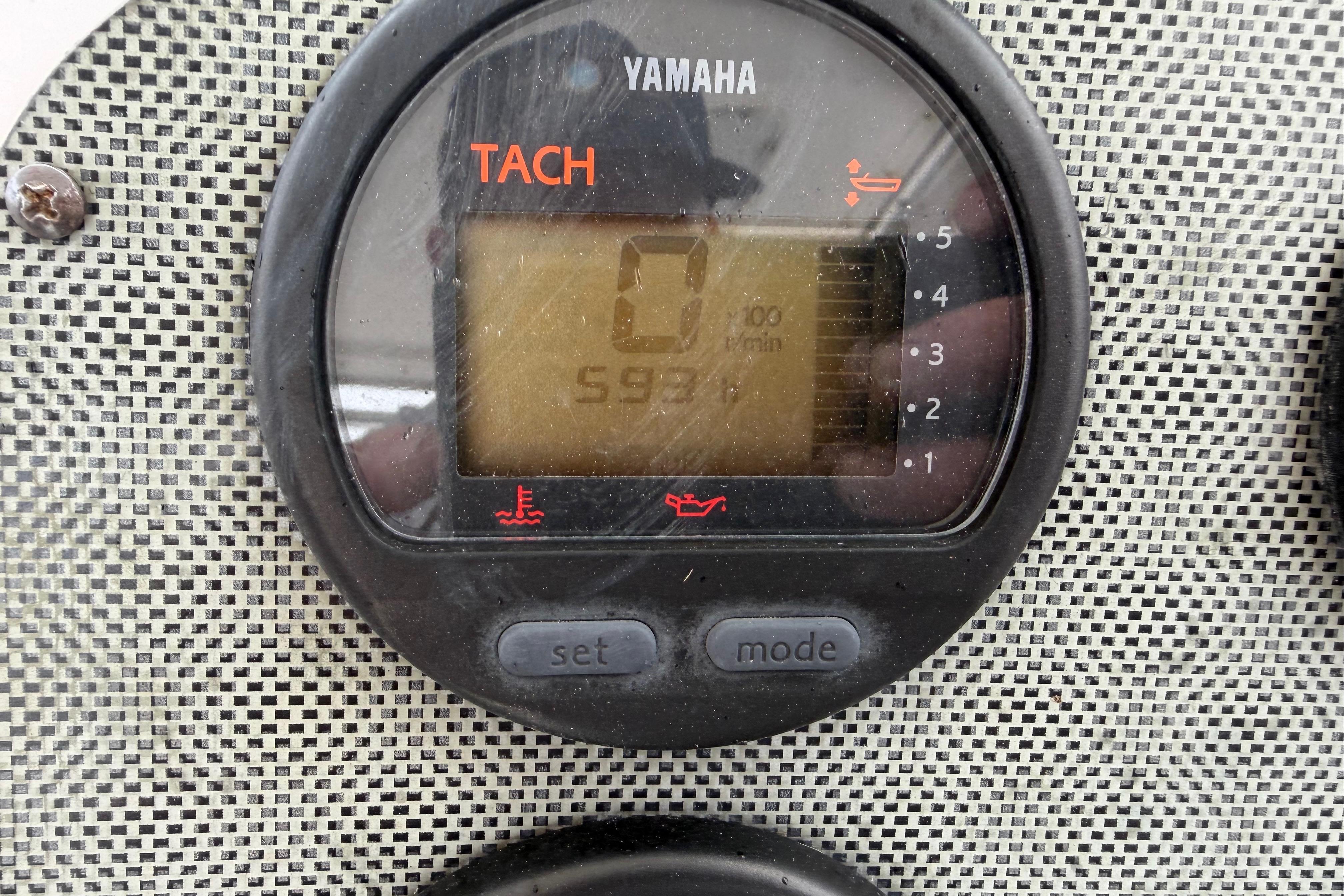 Yamaha tachometer on 2006 Seaswirl Striper 2901 Walkaround O/B boat dashboard.