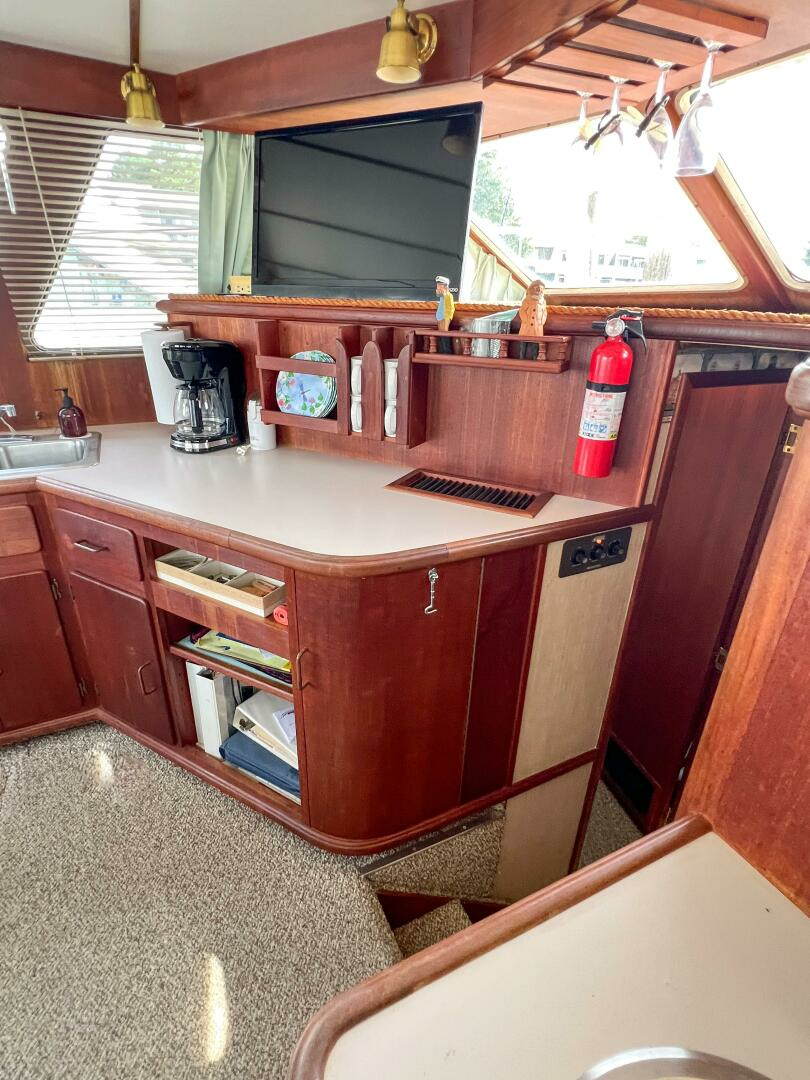 1987 Tollycraft 34 Sedan Sport - Image 33