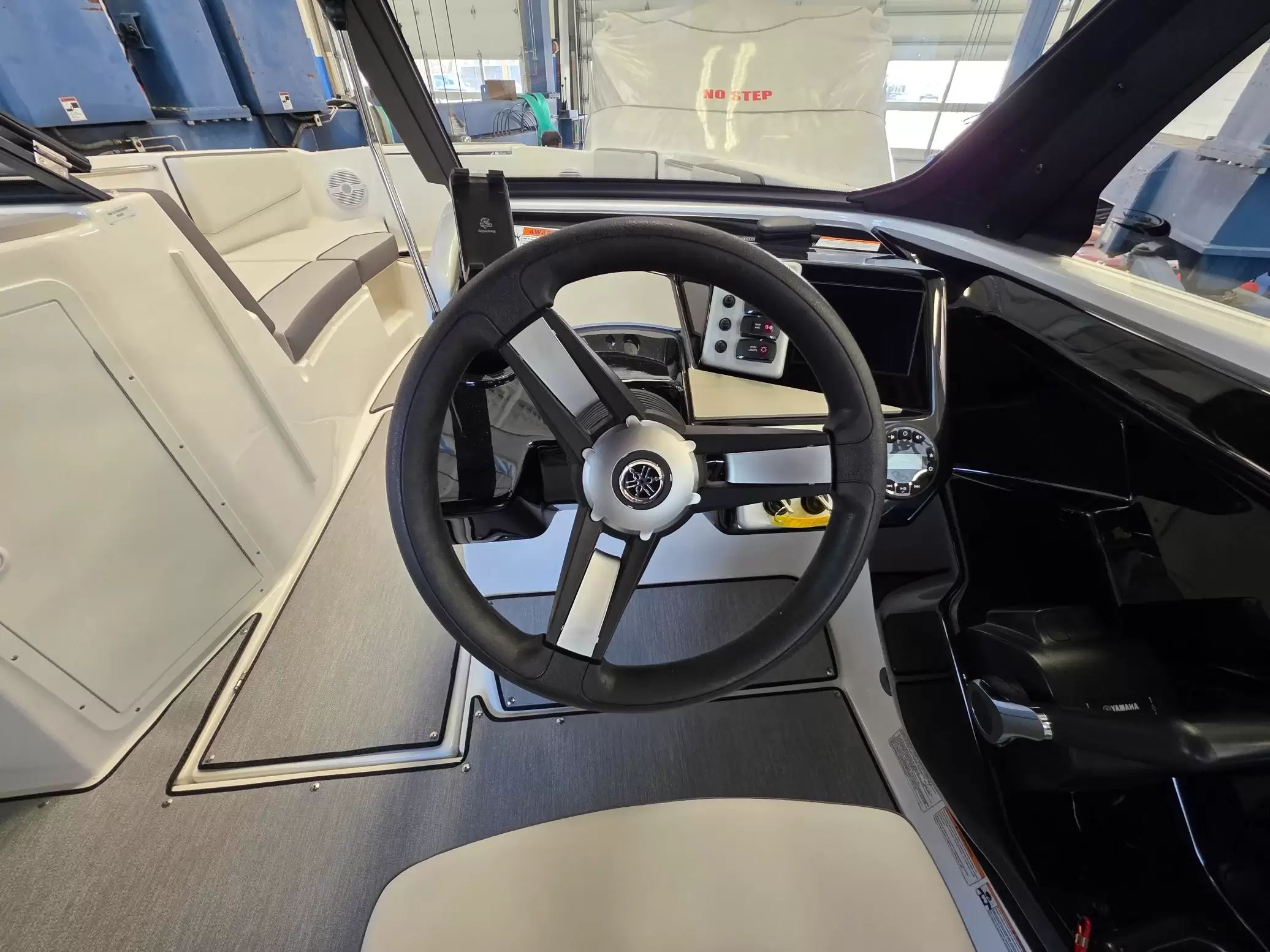 2026 Yamaha Boats AR220 - 19
