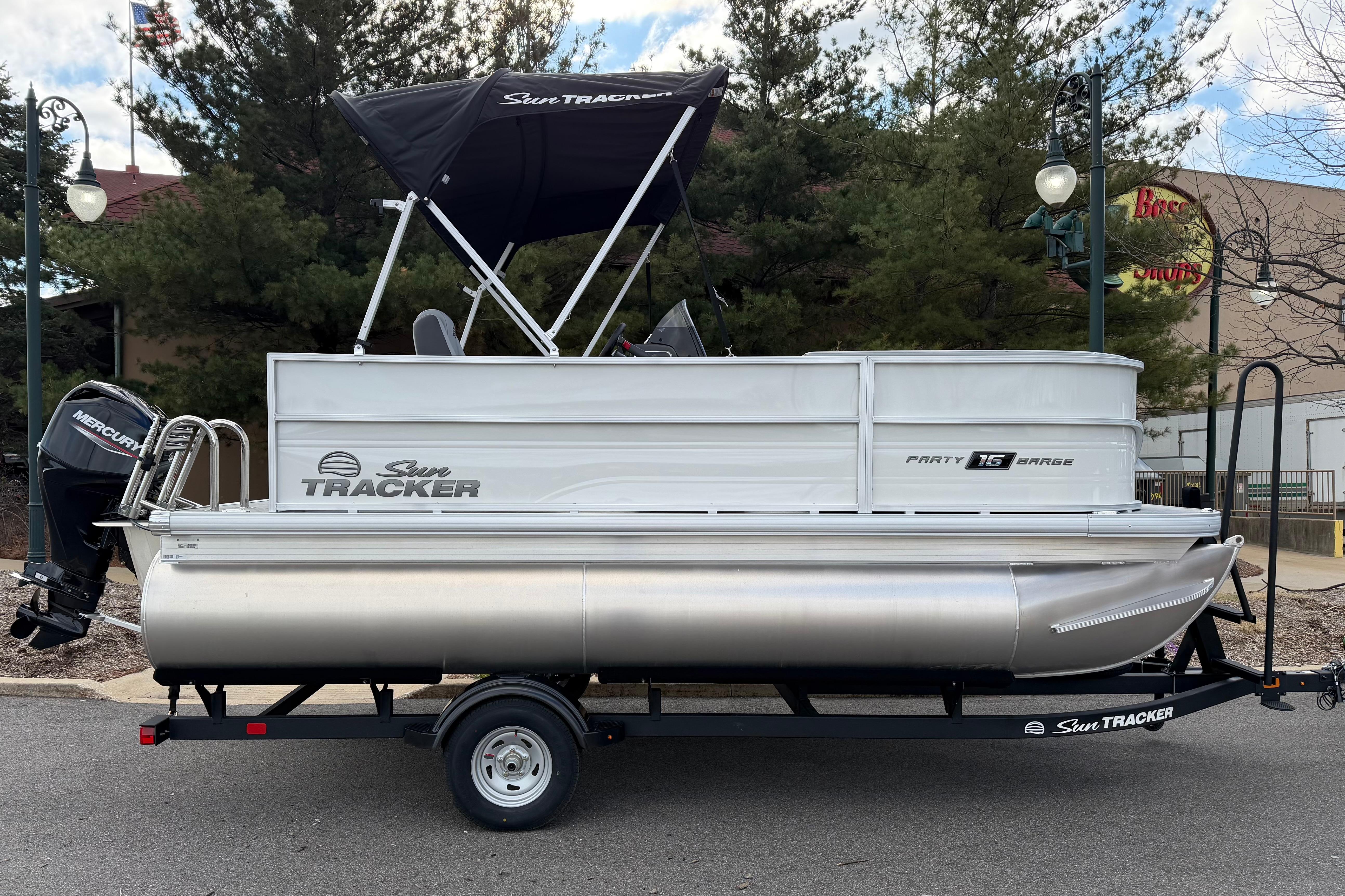 2026 Sun Tracker Party Barge 16 DLX