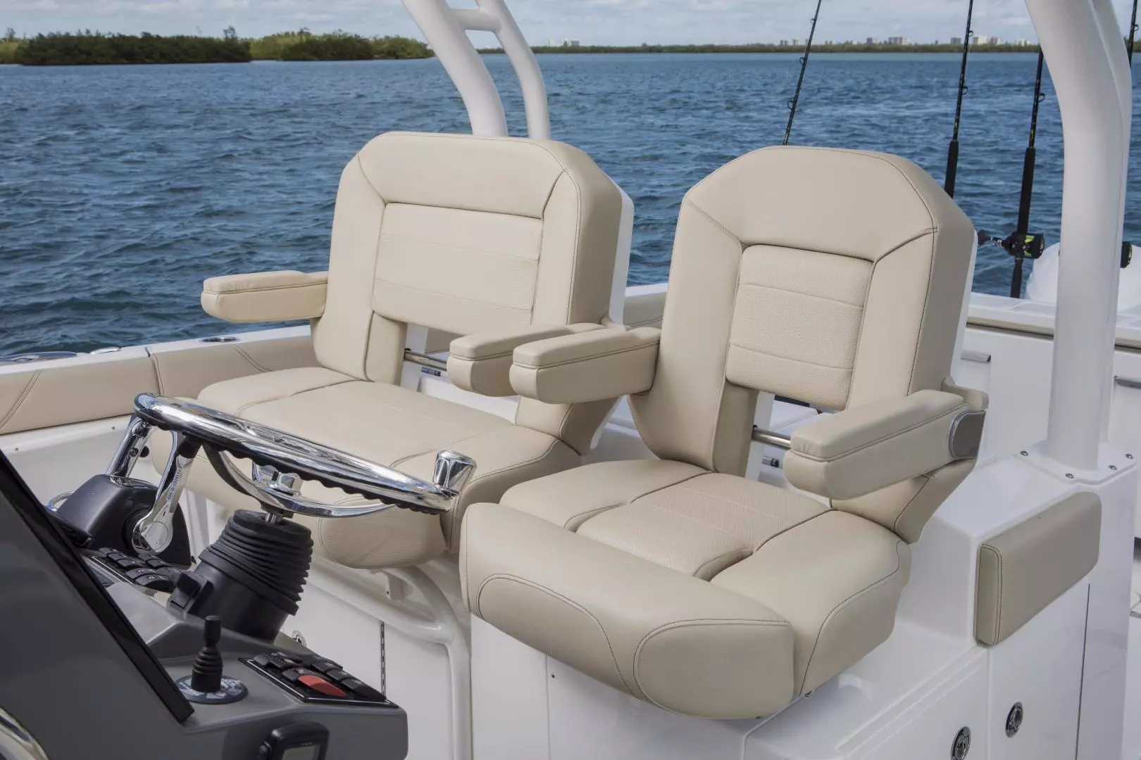 2021 Pursuit S328 - Image 9