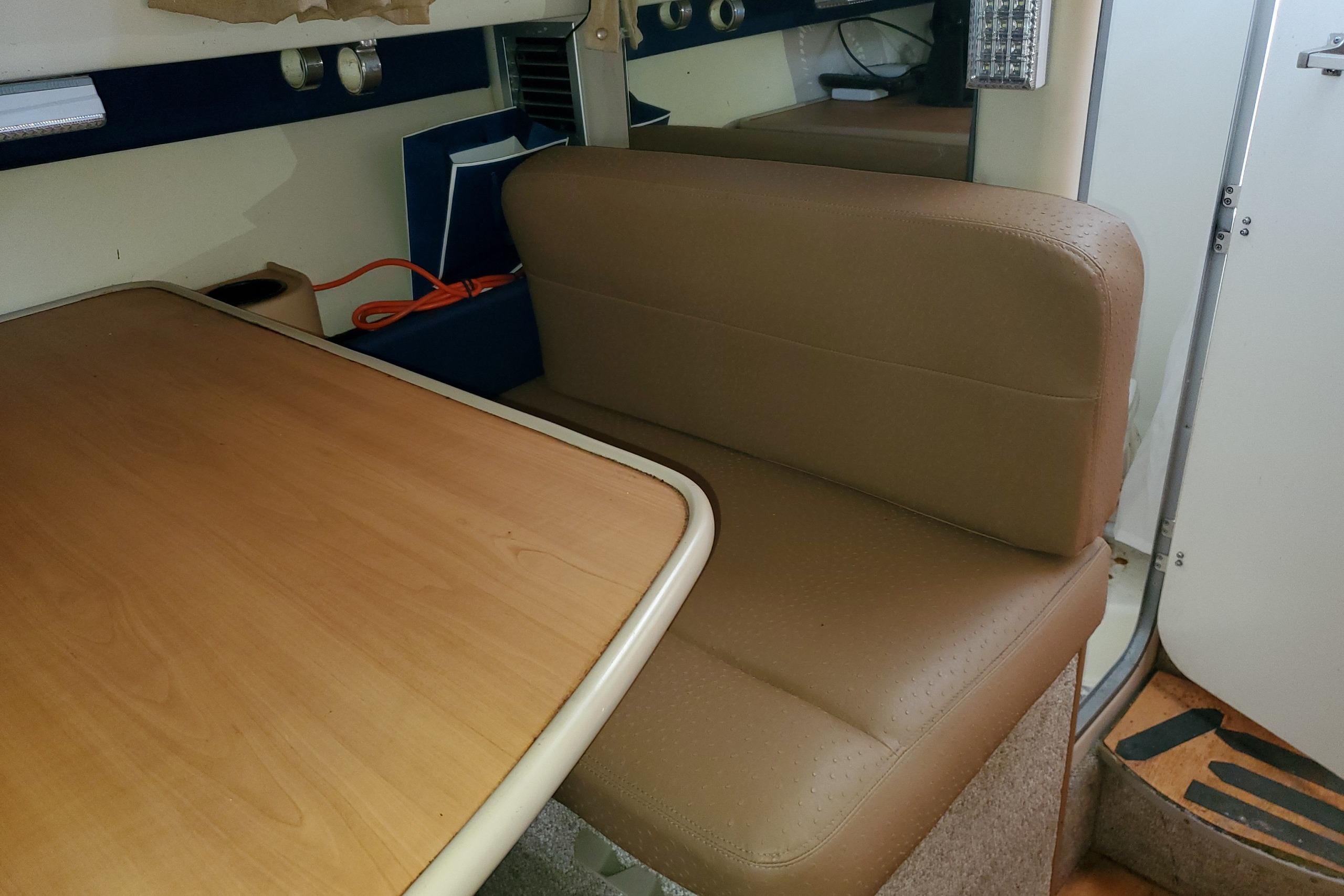 2007 Bayliner Discovery 246 - 8