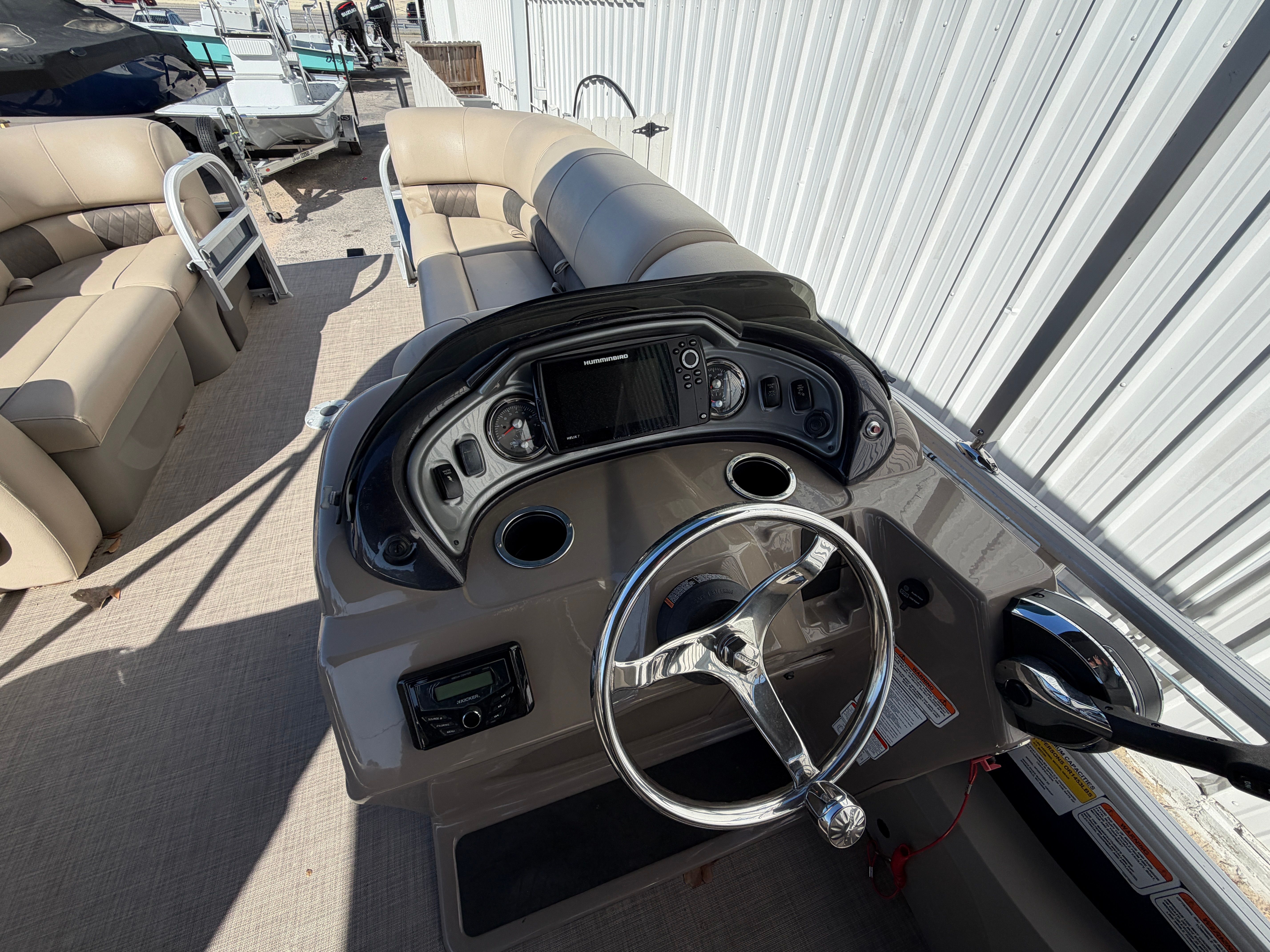 2022 SUN TRACKER SPORTFISH 22 DLX - Image 11