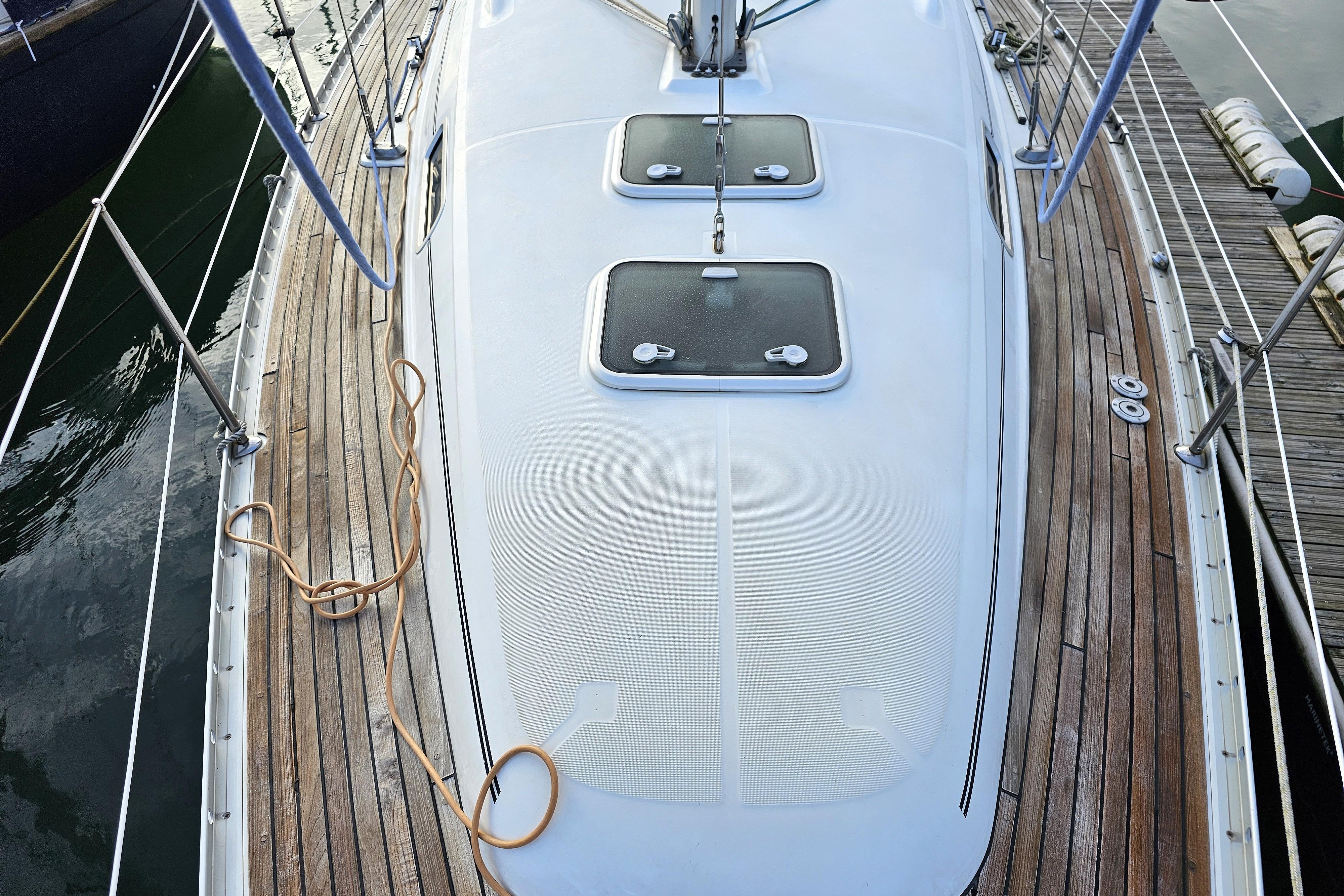 Beneteau Oceanis Clipper 331 for sale with BJ Marine