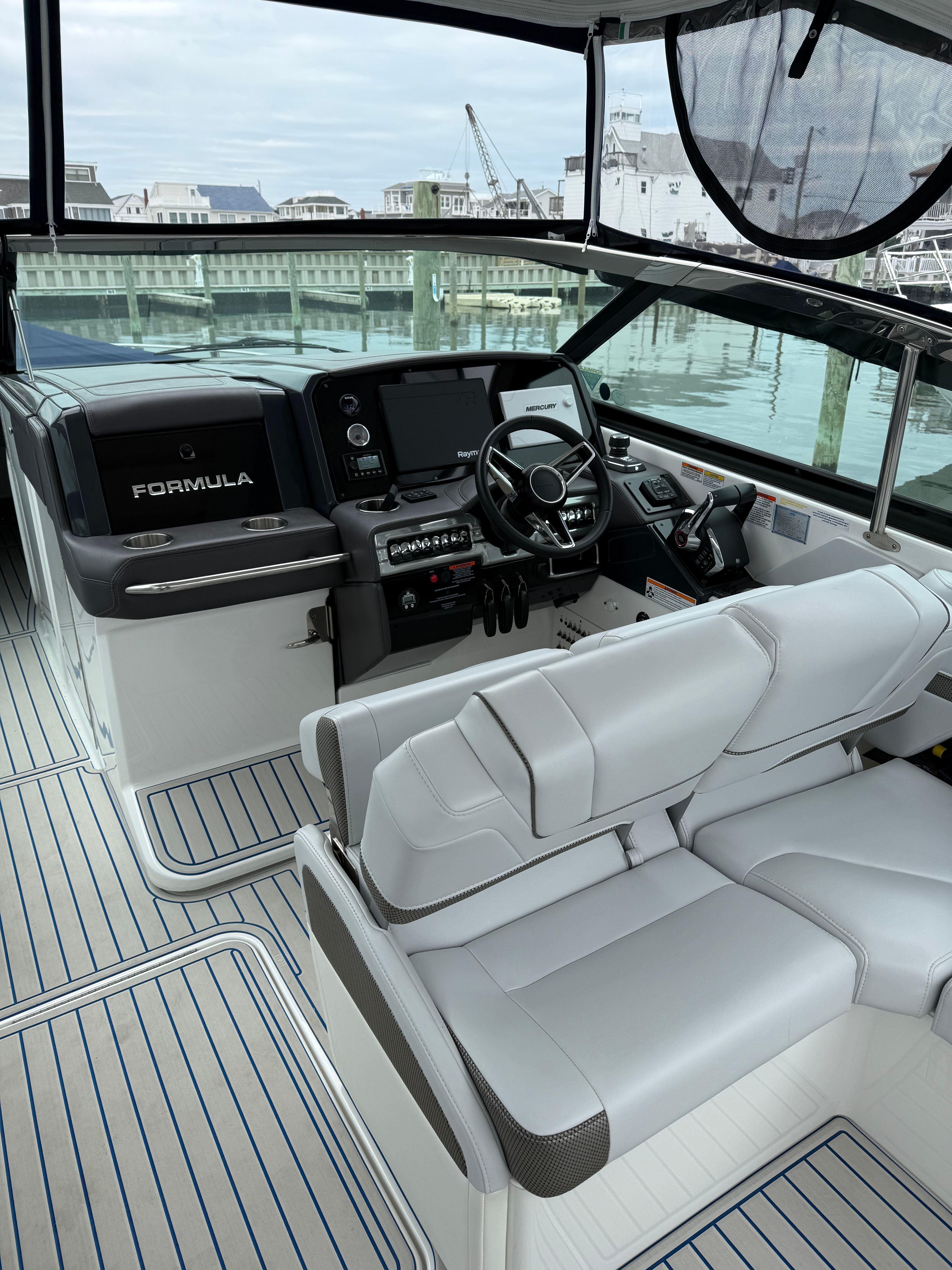 2024 Formula 330 Crossover Bowrider OB - 9