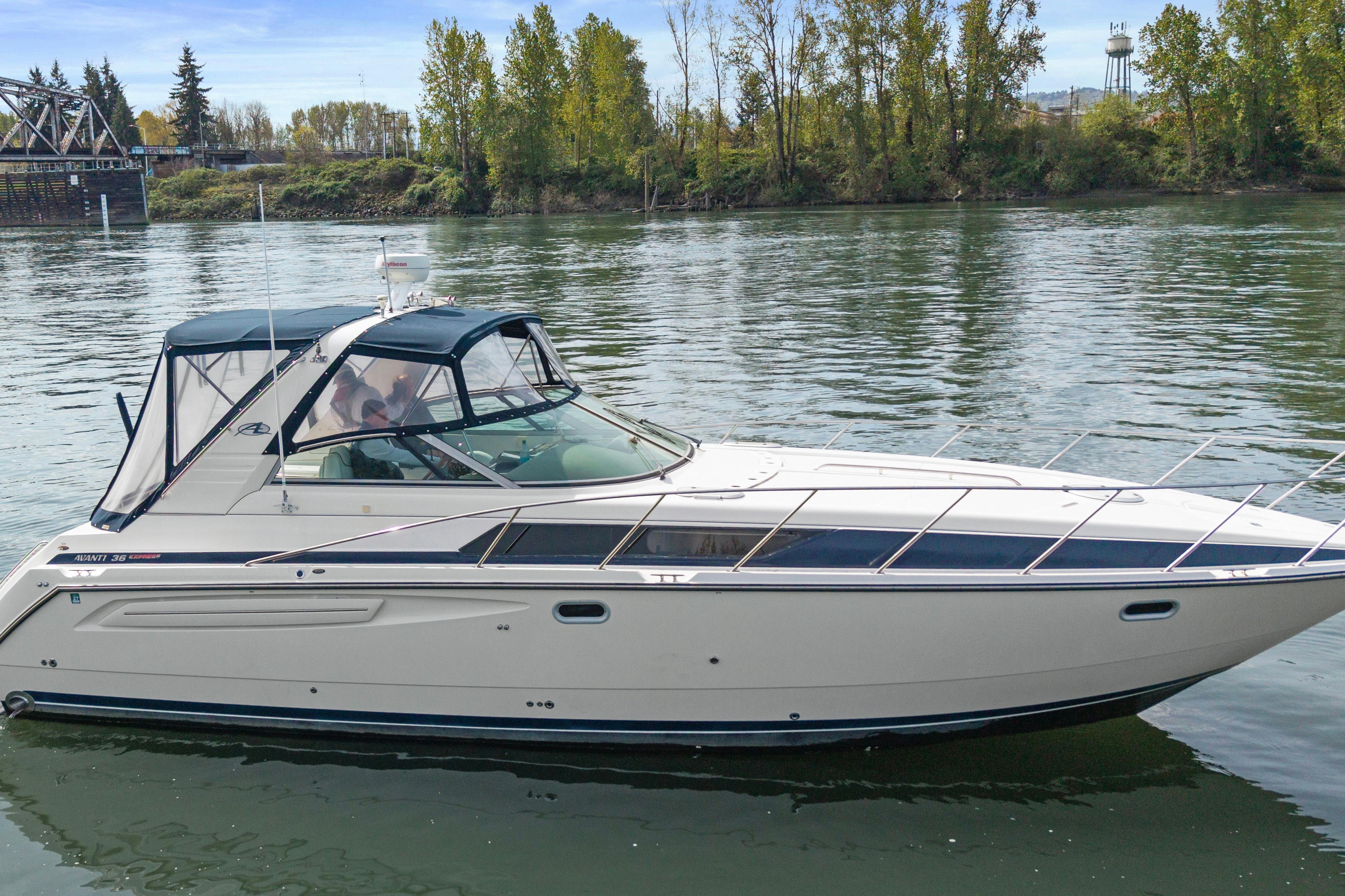 1998 Bayliner 3685 Avanti Sunbridge