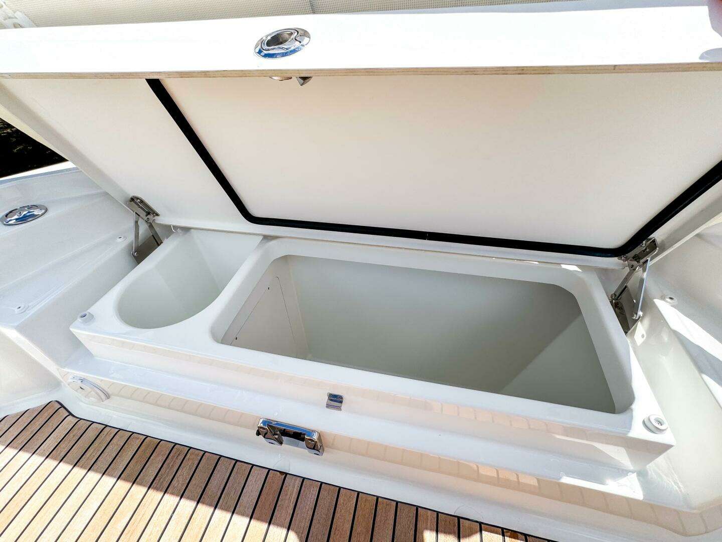 2025 Wellcraft 38 Explorer - Image 43