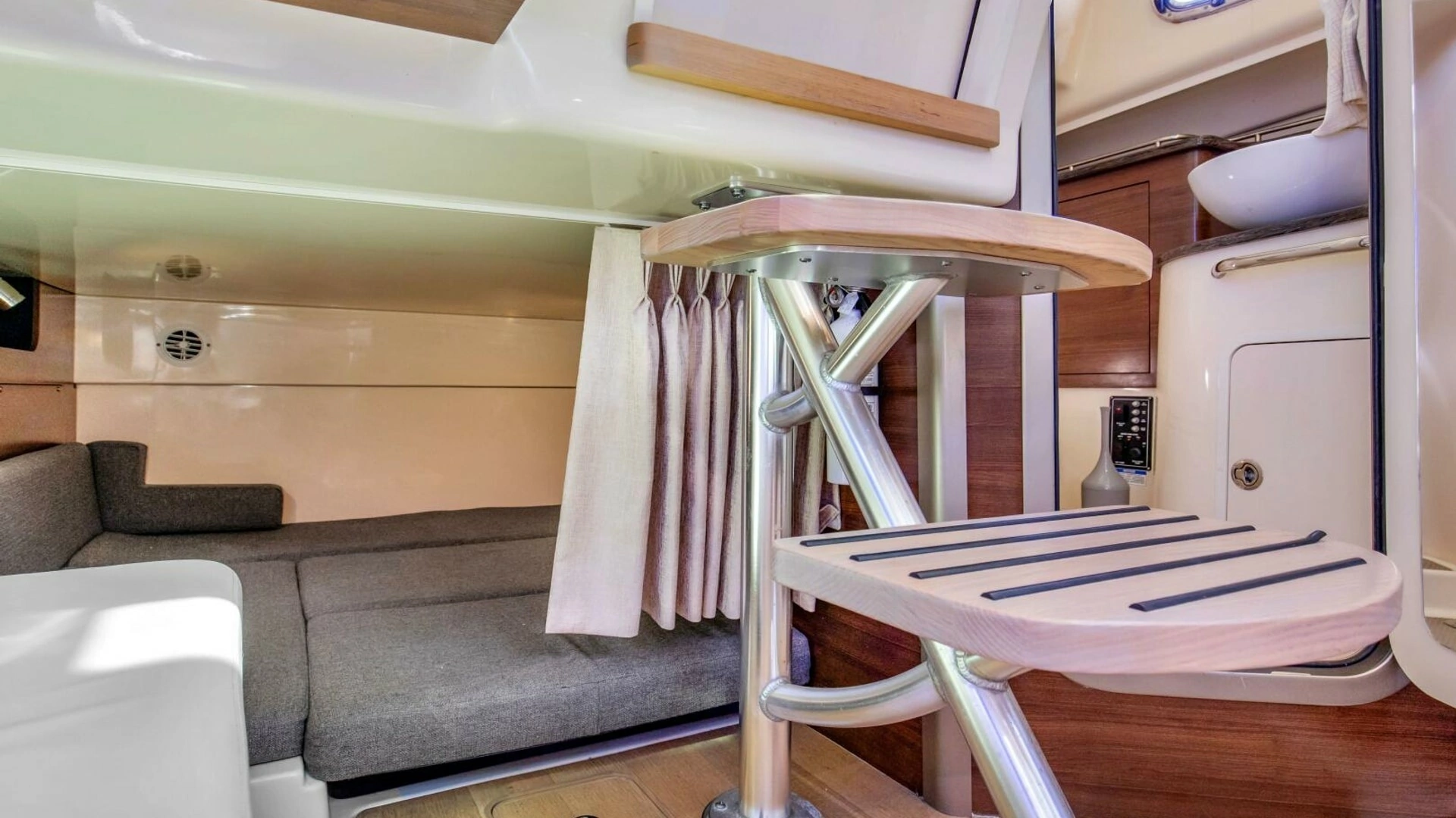 2019 Boston Whaler 345 CONQUEST - Image 13