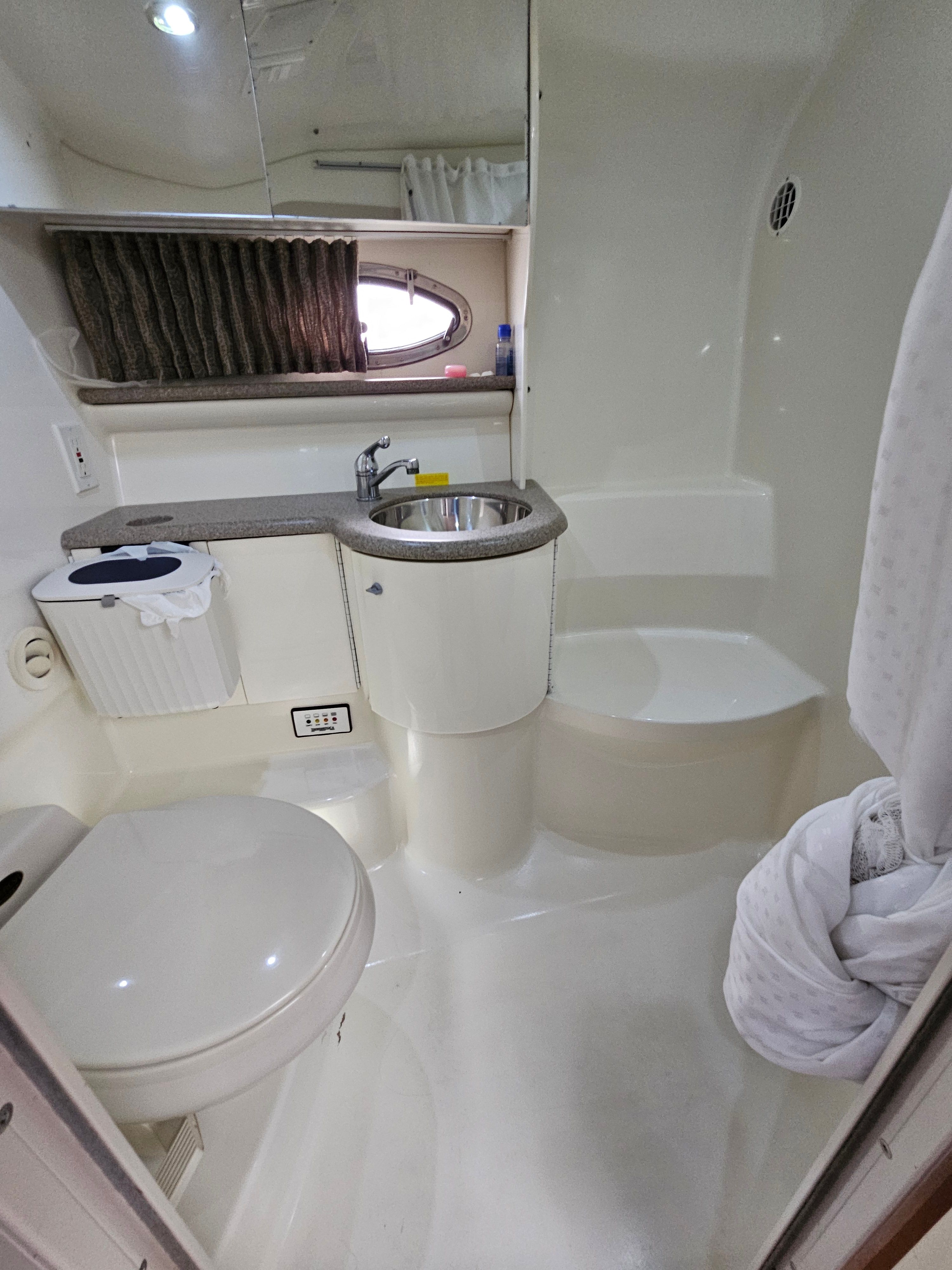 The image shows the bathroom of a 2001 Formula 400 Super Sport yacht with a sink and toilet.