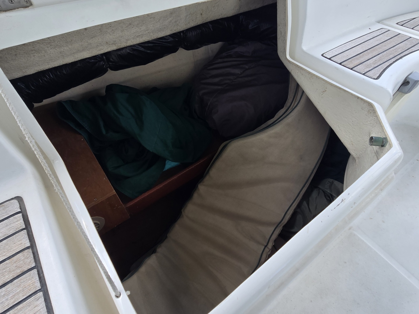 2004 Beneteau 423 - Image 28