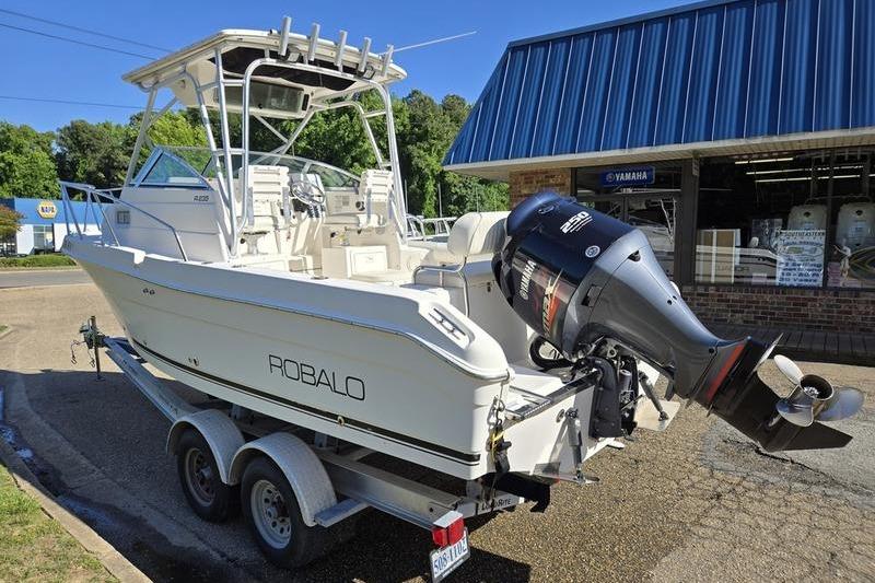 2004 Robalo R235 Walkaround boat on trailer, featuring Yamaha outboard motor.