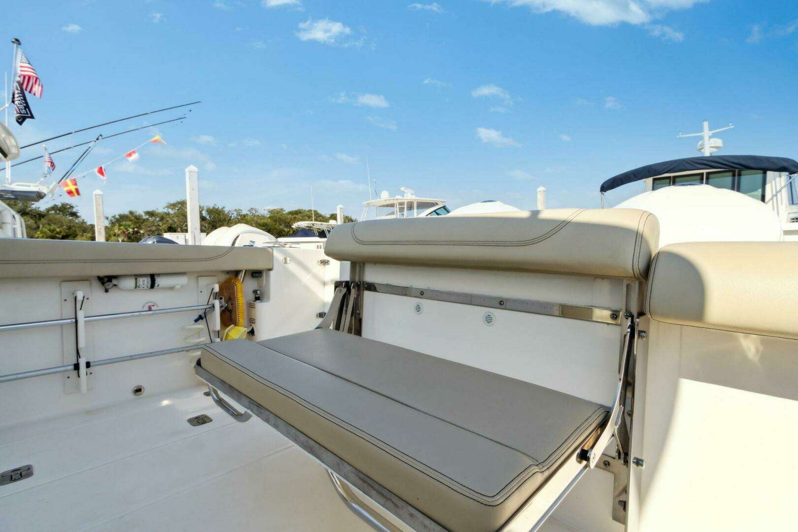 2018 Pursuit 325 DC - Image 15