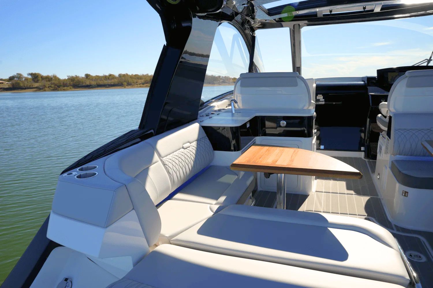 2025 Sea Ray Sundancer 370 - 17