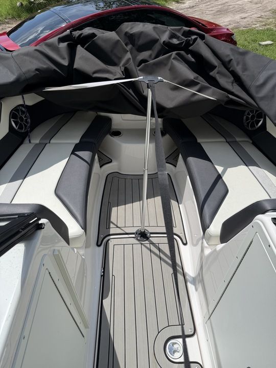 The image shows the cockpit of a 2022 Yamaha 212SD boat with cushioned seating.