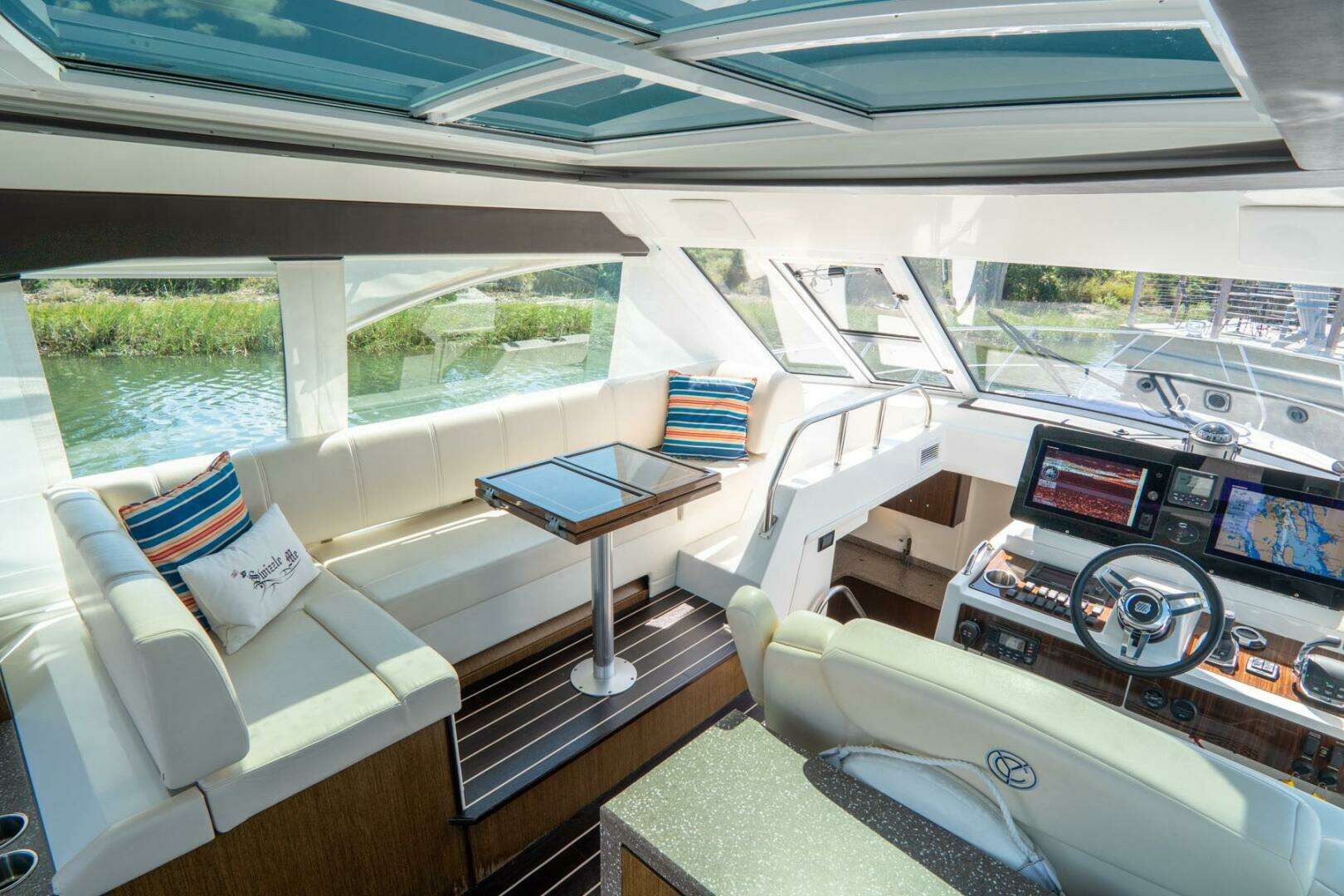 2013 Cruisers Yachts 48 Cantius - Image 21