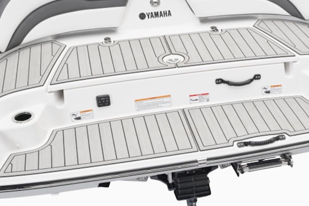 2026 Yamaha Boats 195S swim platform with sleek design and integrated handles.