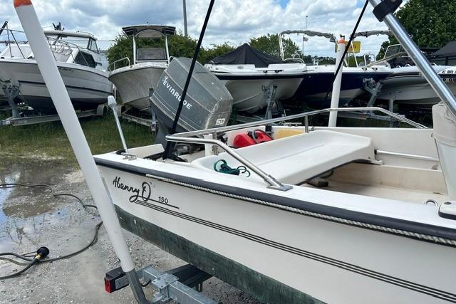 1989 Henry O 150 Dual Console boat on trailer, surrounded by other boats.