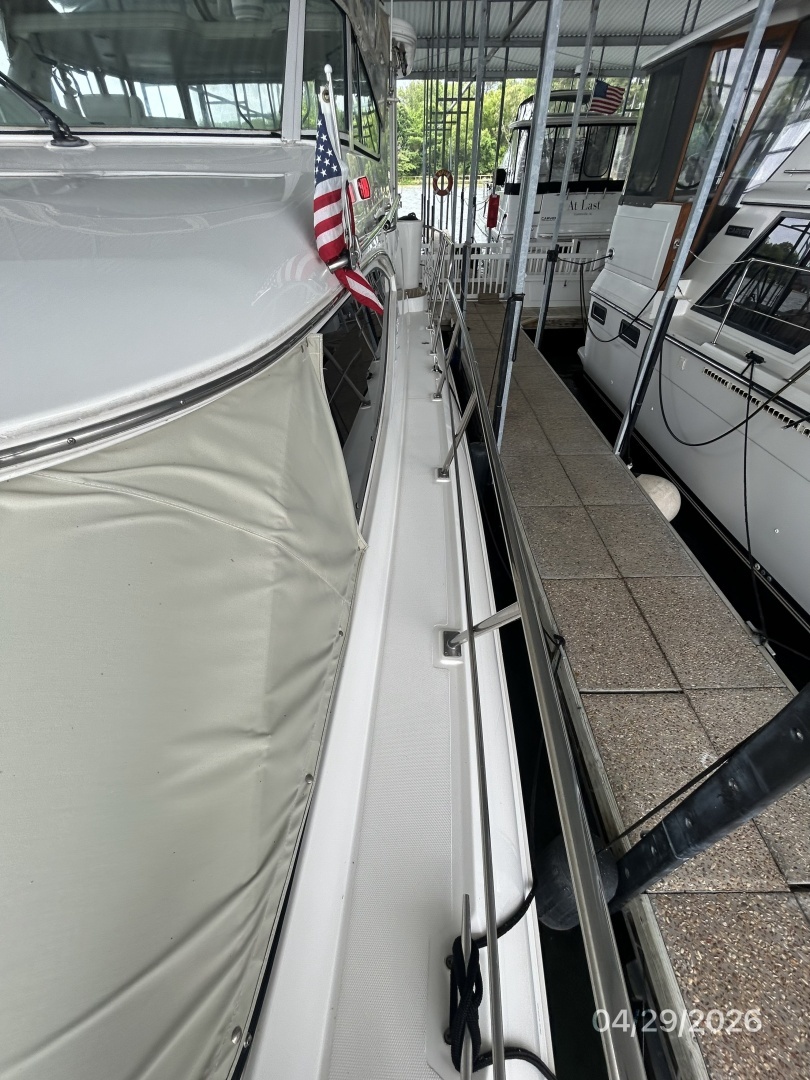 2000 Cruisers Yachts 4450 - Image 11