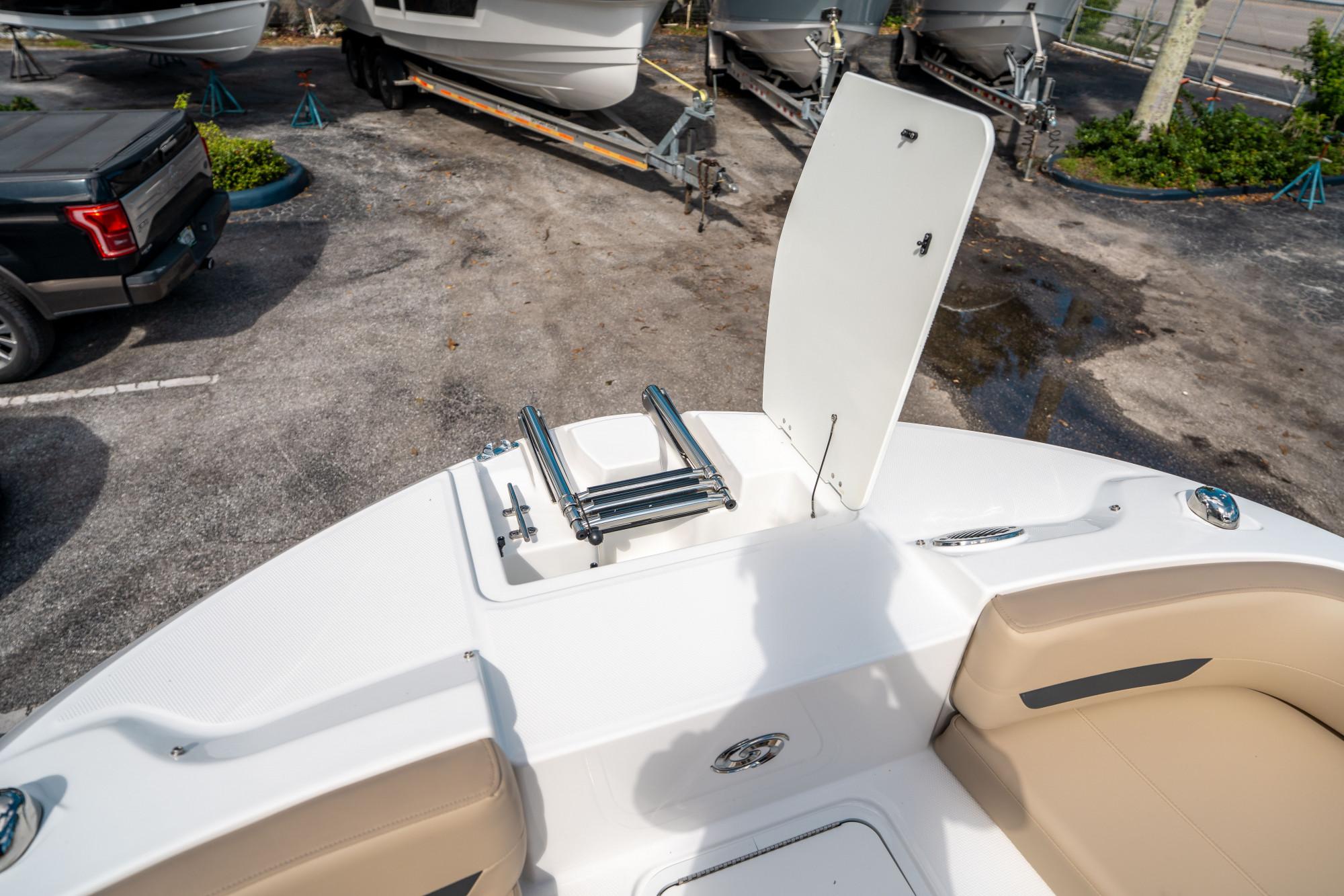 2025 Hurricane SunDeck 235 OB - 33