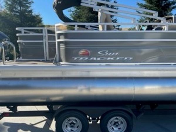 2024 Sun Tracker Fishin' Barge 20 DLX pontoon boat on trailer.