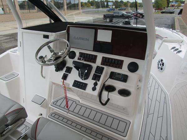 2025 Solara S-250 CW boat cockpit with Garmin navigation system and modern controls.