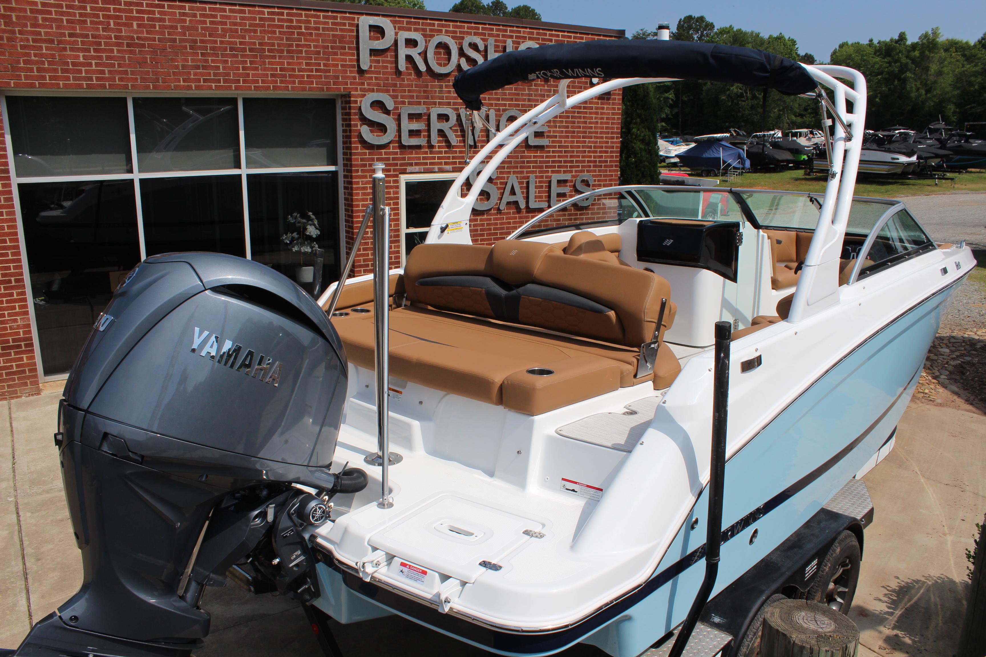 2025 Four Winns HD3 OB boat with Yamaha engine at dealership.