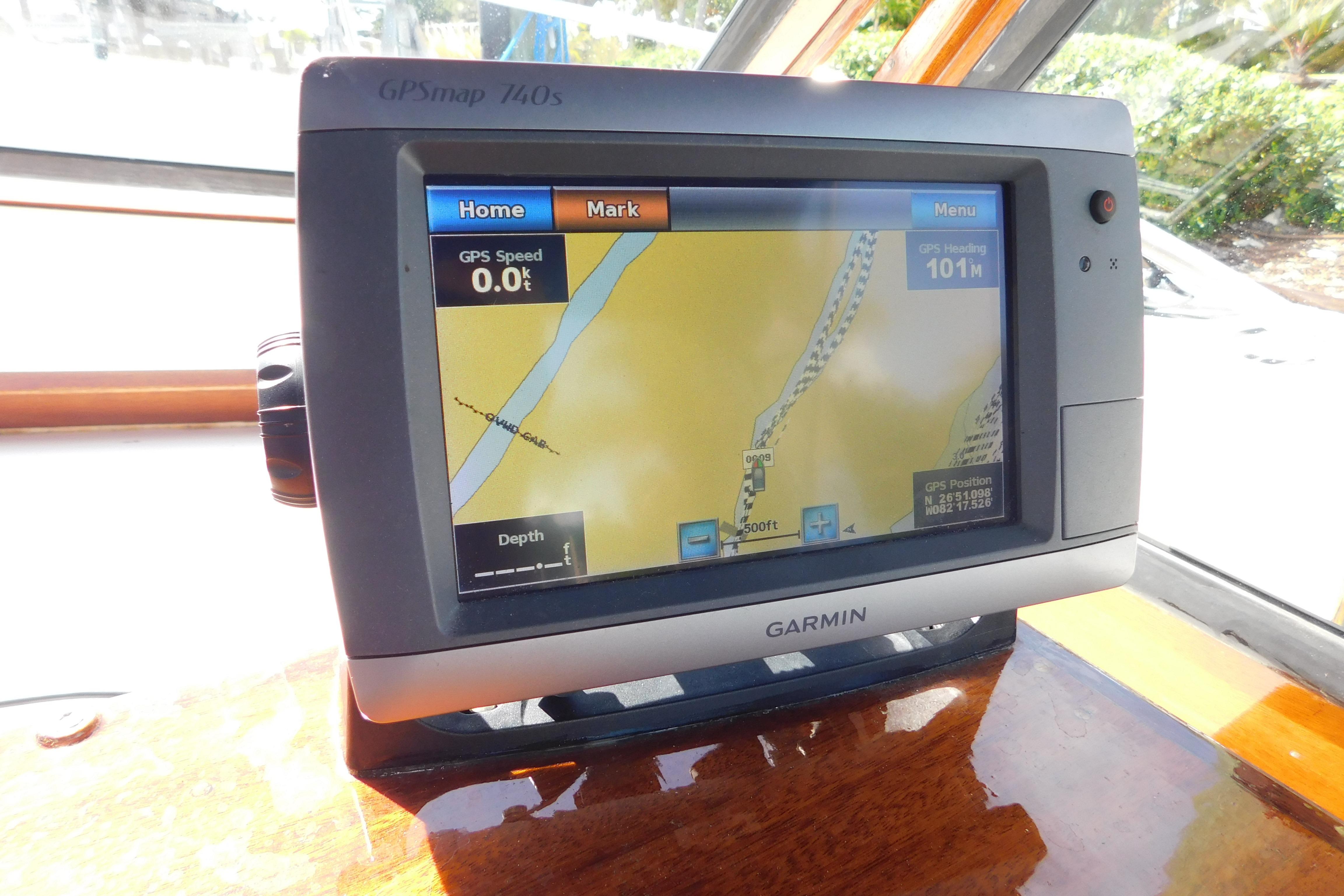 Garmin GPSmap 140s on 1995 Lyman 27 Cruisette boat dashboard.