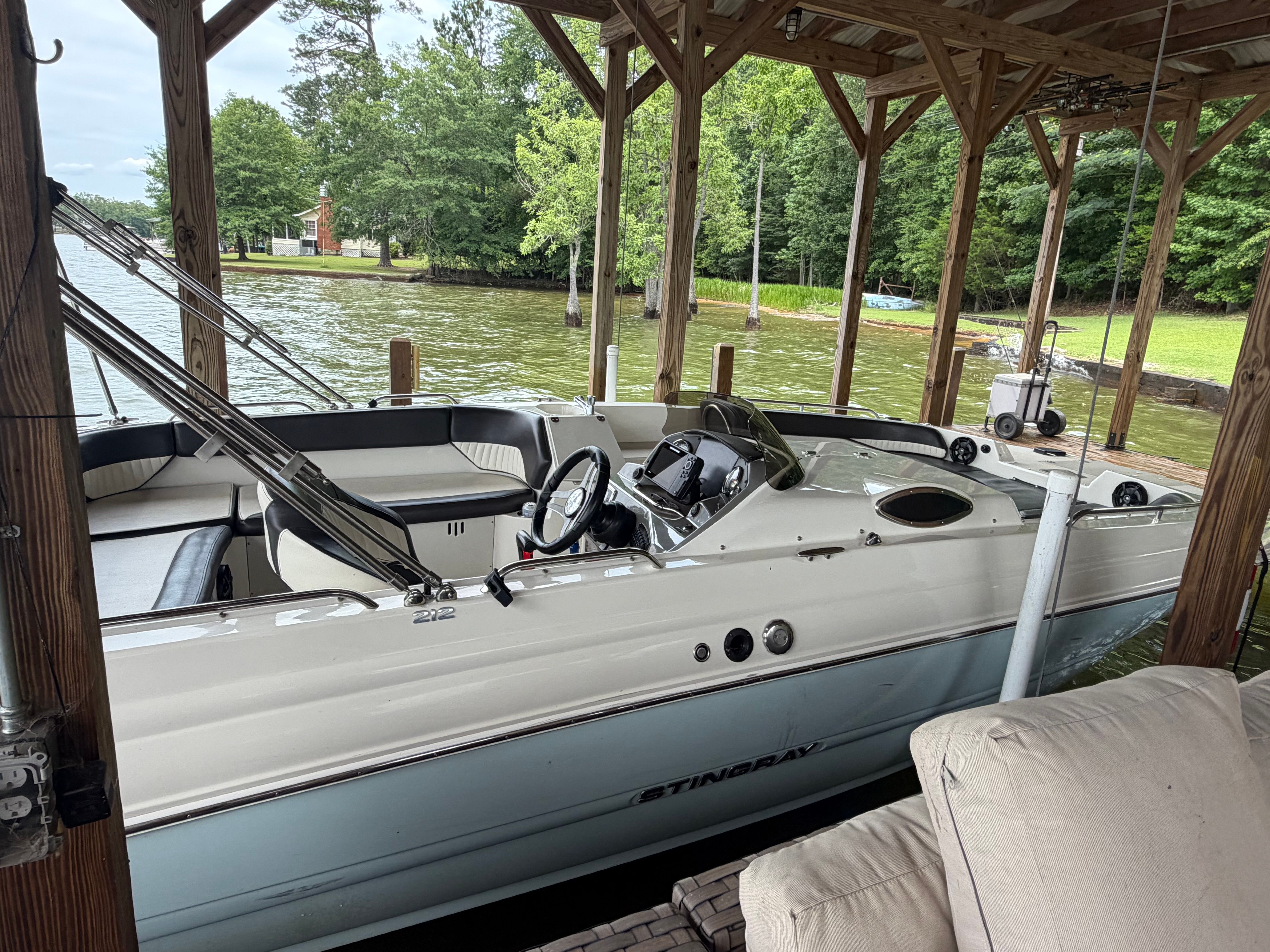 2018 Stingray 212 SC - 3