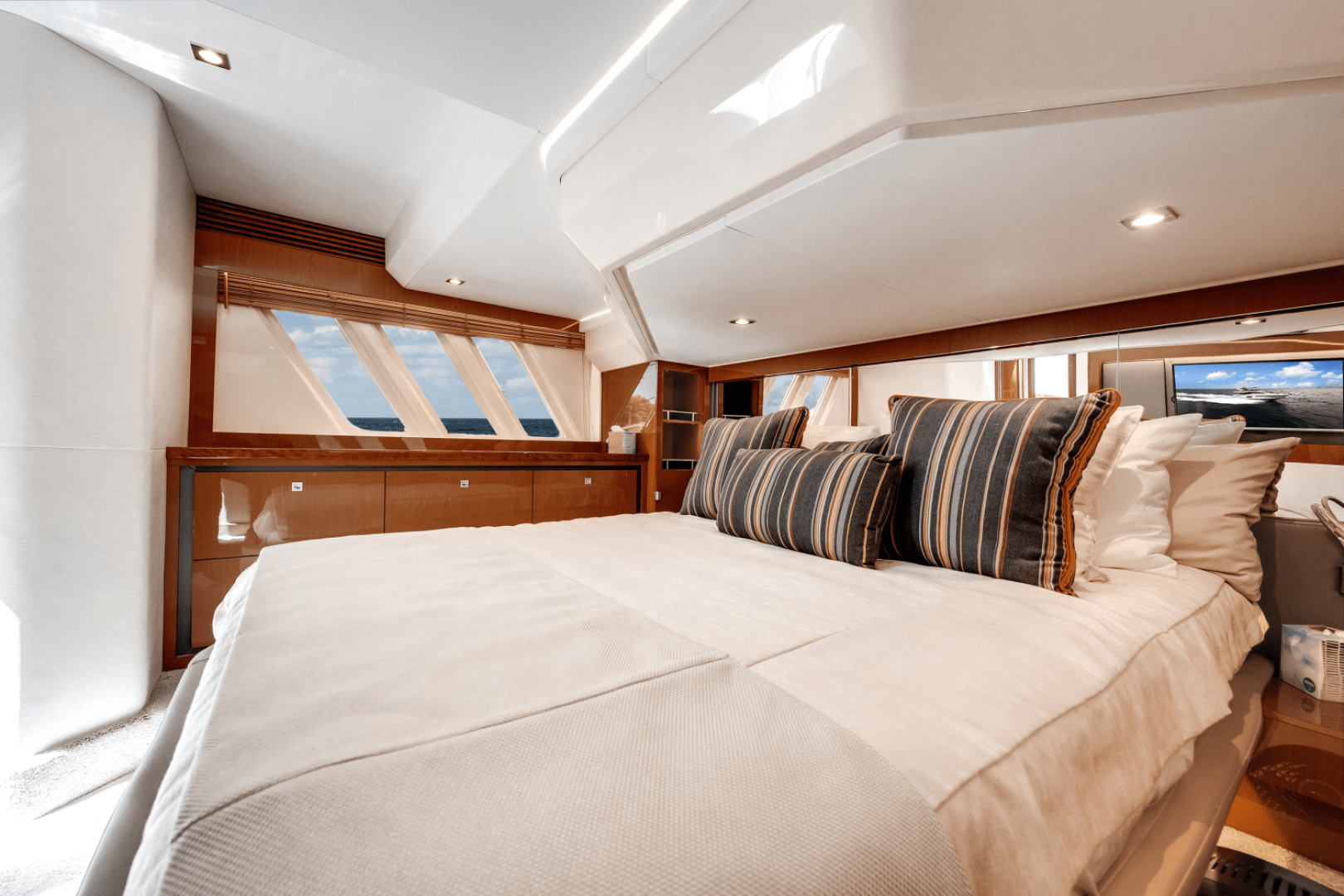 2017 Sea Ray 510 FLYBRIDGE - Image 18