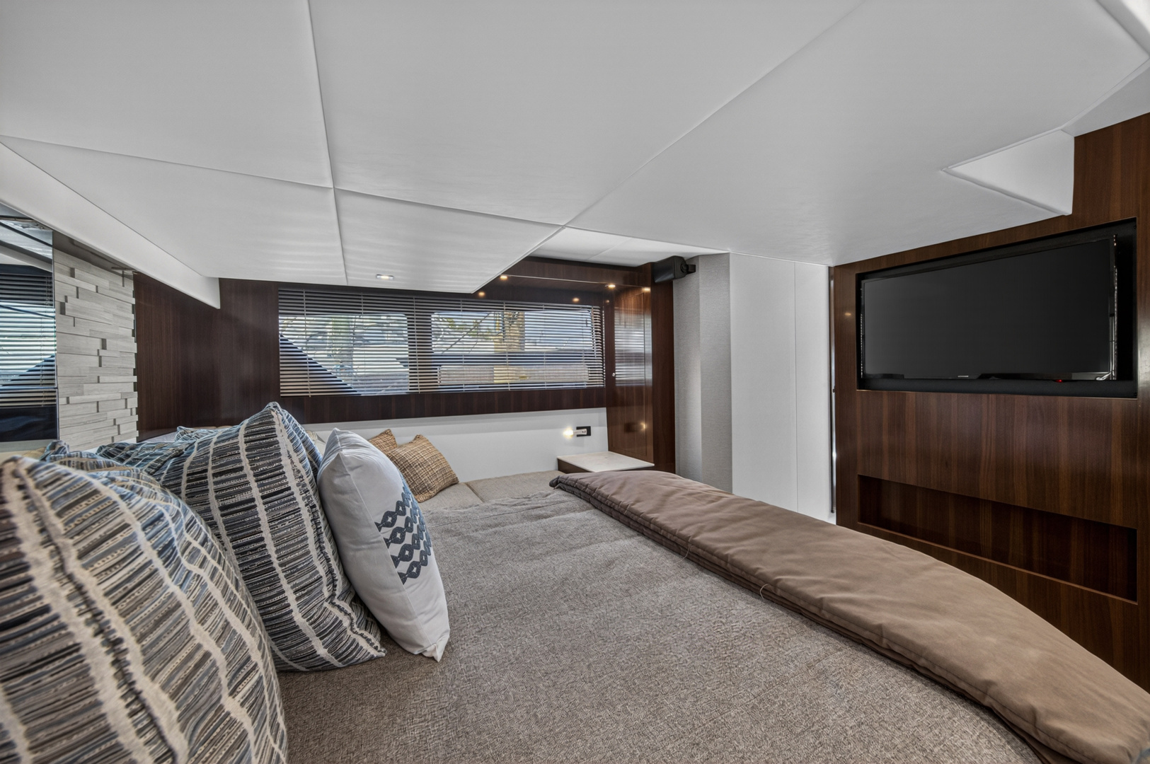 2023 Cruisers Yachts 50 CANTIUS - Image 87