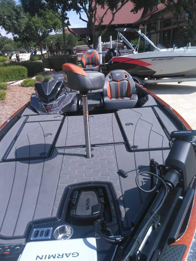 2025 Ranger Z520R Cup-Equipped boat with Garmin system, docked outdoors.