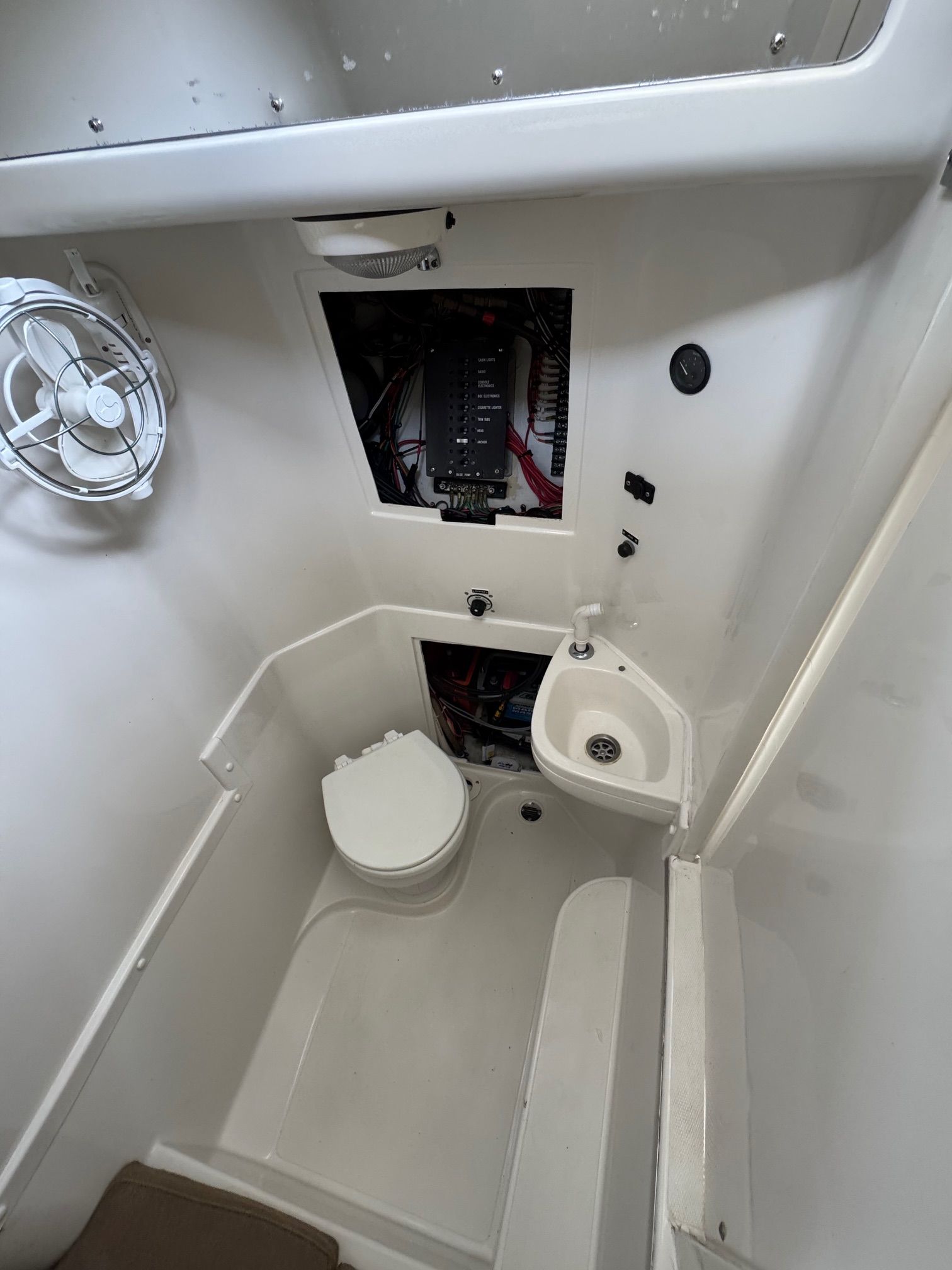 2000 Jupiter 27' Cuddy Cabin - 10