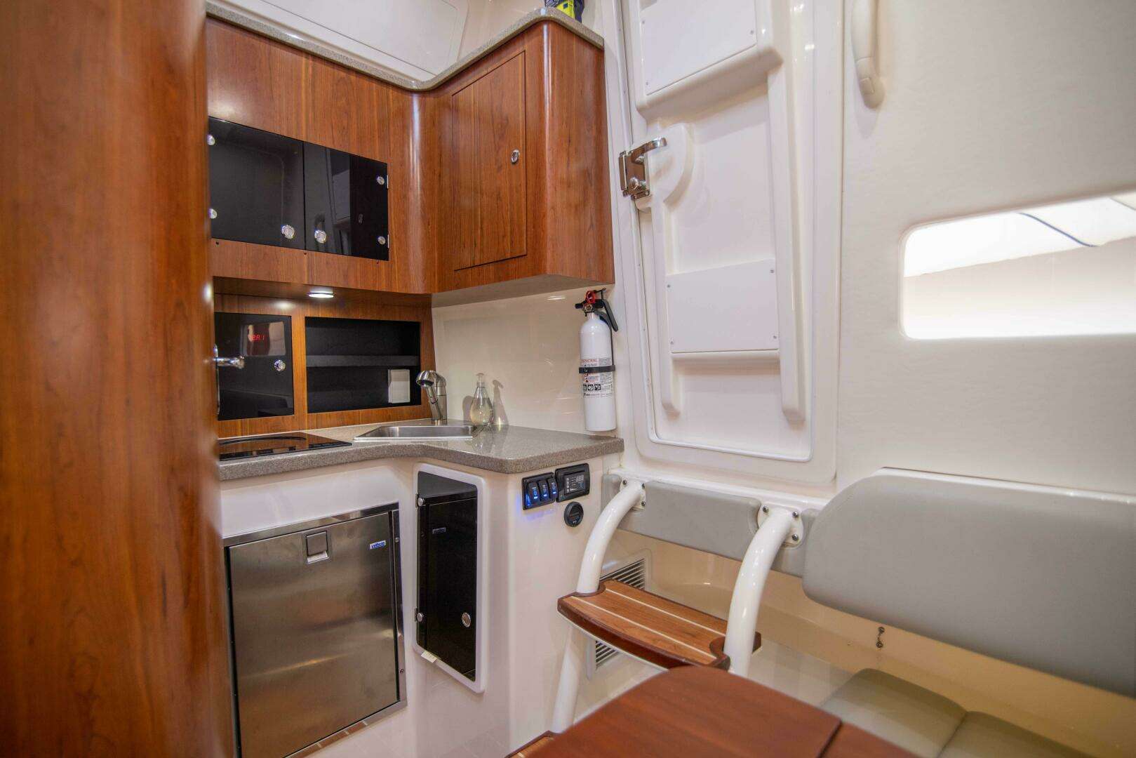 2016 Regulator 41 Center Console - Image 13