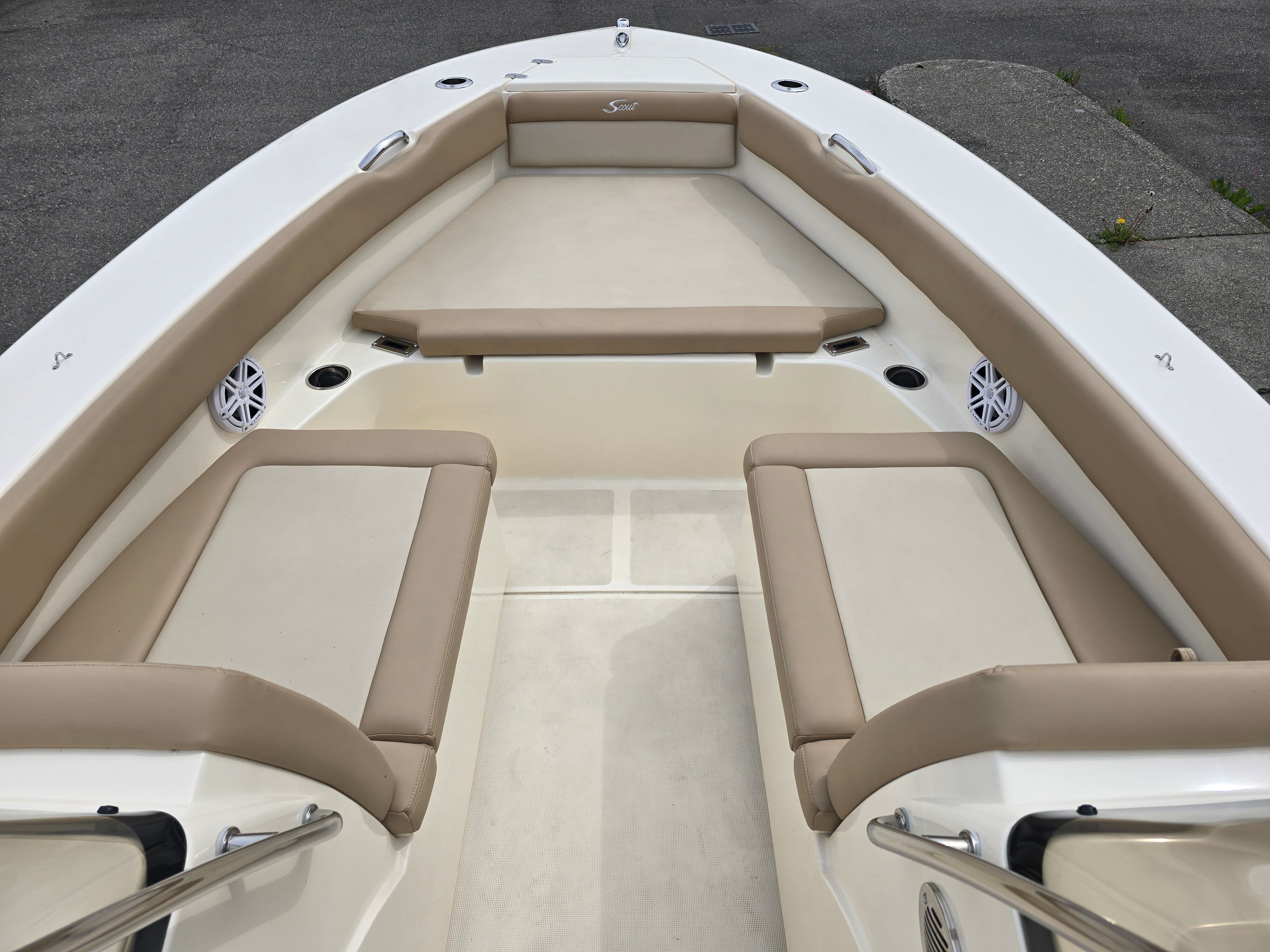 Scout 195 Sport Dorado 2022 with beige cushions and speakers in the bow area.