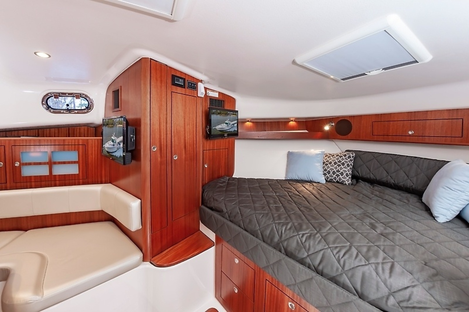 2015 Pursuit 385 OS - Image 33