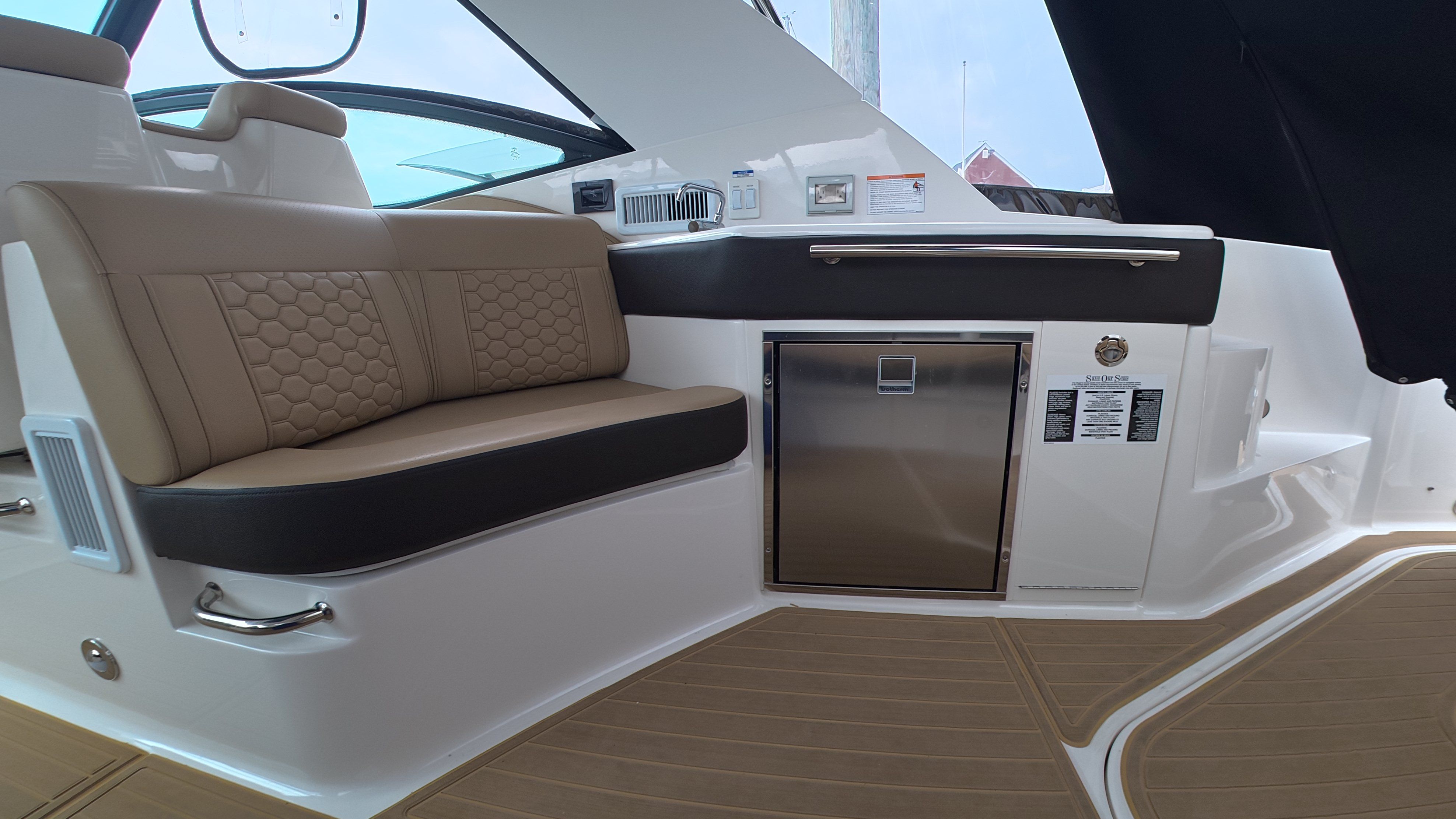 2025 Sea Ray Sundancer 320 Outboard - 12