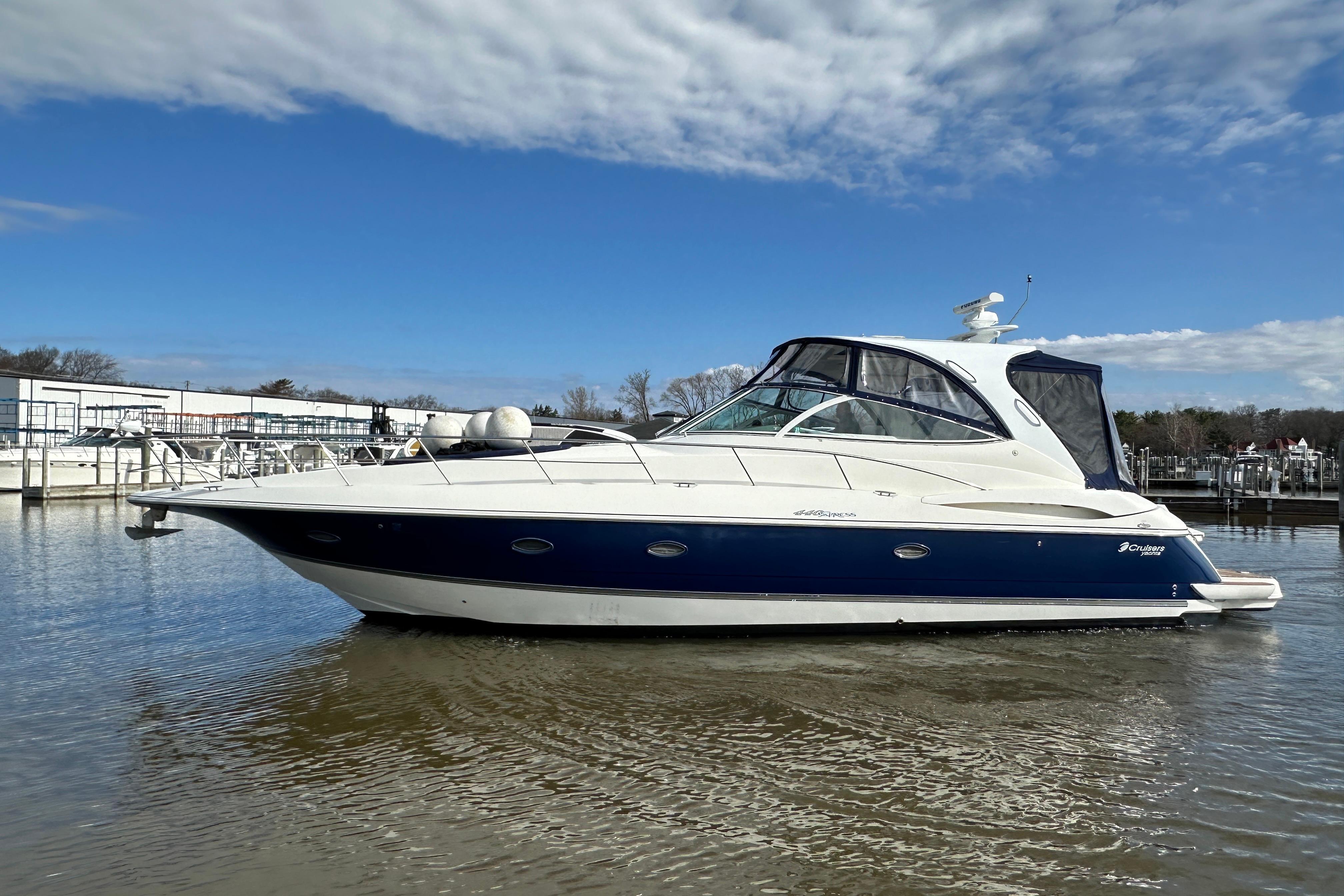 2005 Cruisers Yachts 440 Express