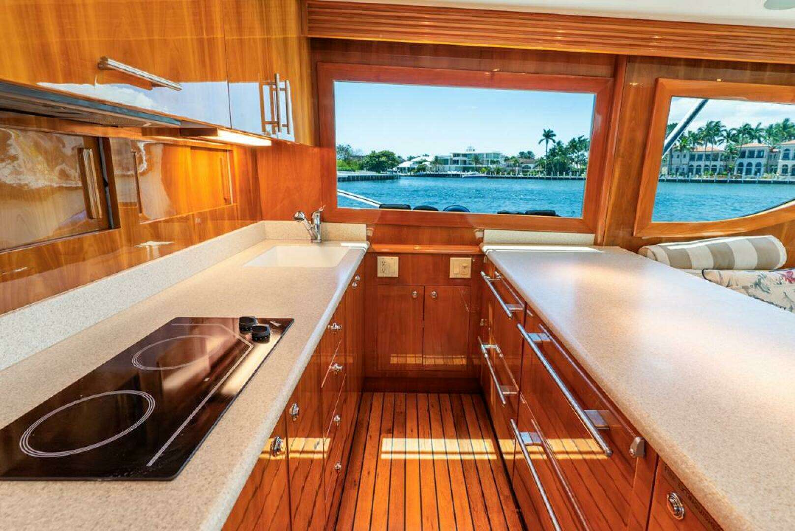 2005 Hatteras 50 Convertible - Image 12